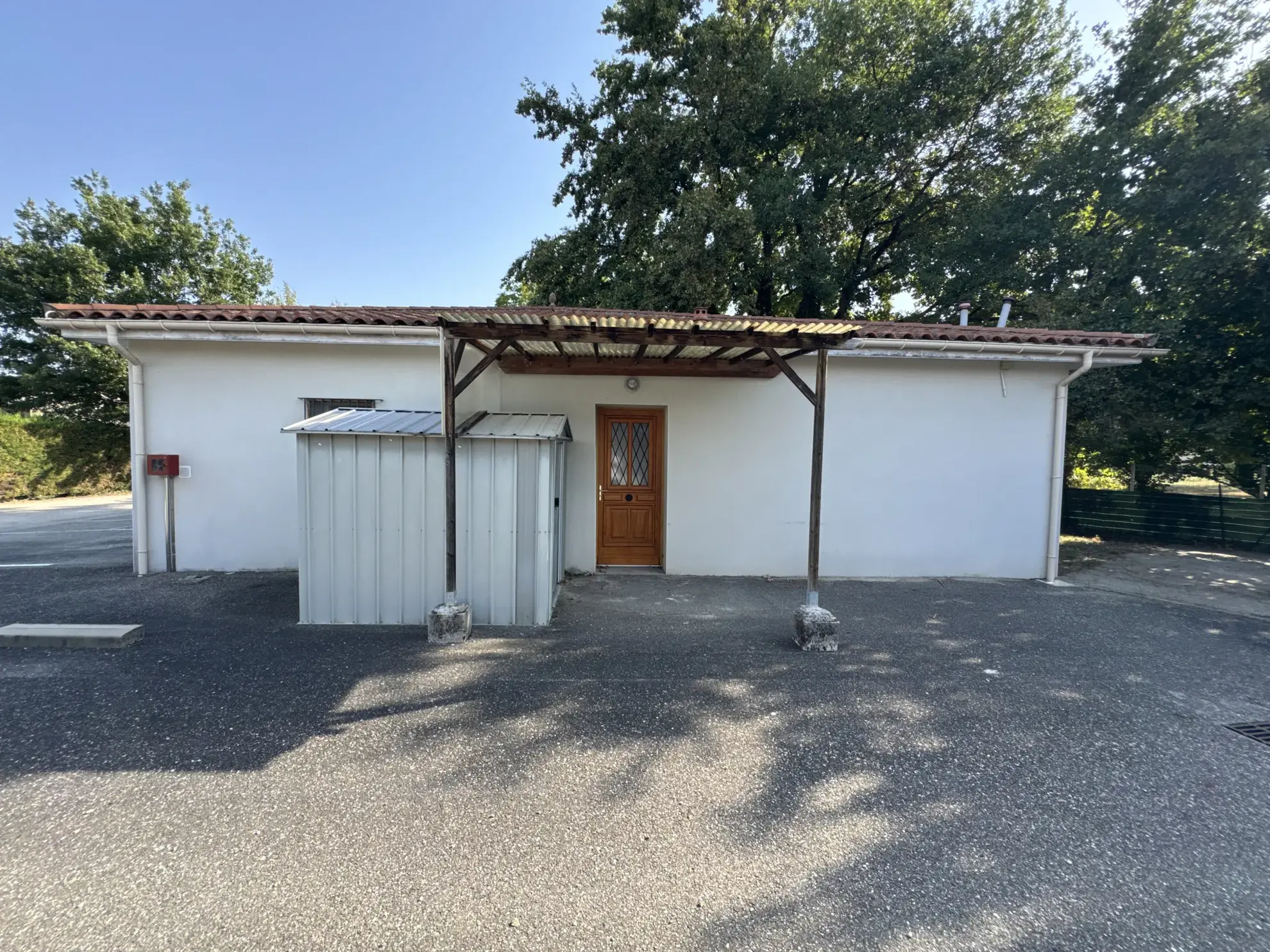 Vente maison contemporaine avec terrasses et jardin à Ledat 