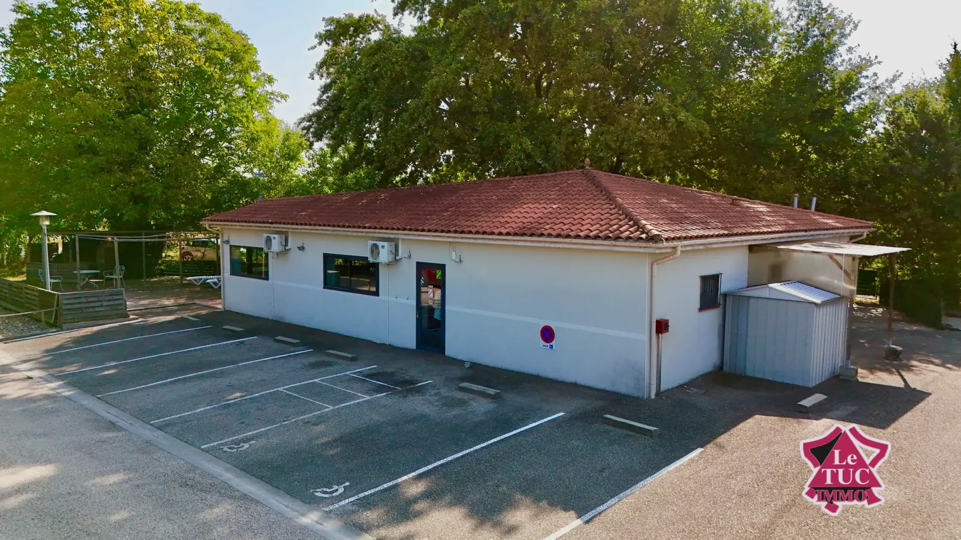 Vente maison contemporaine avec terrasses et jardin à Ledat 