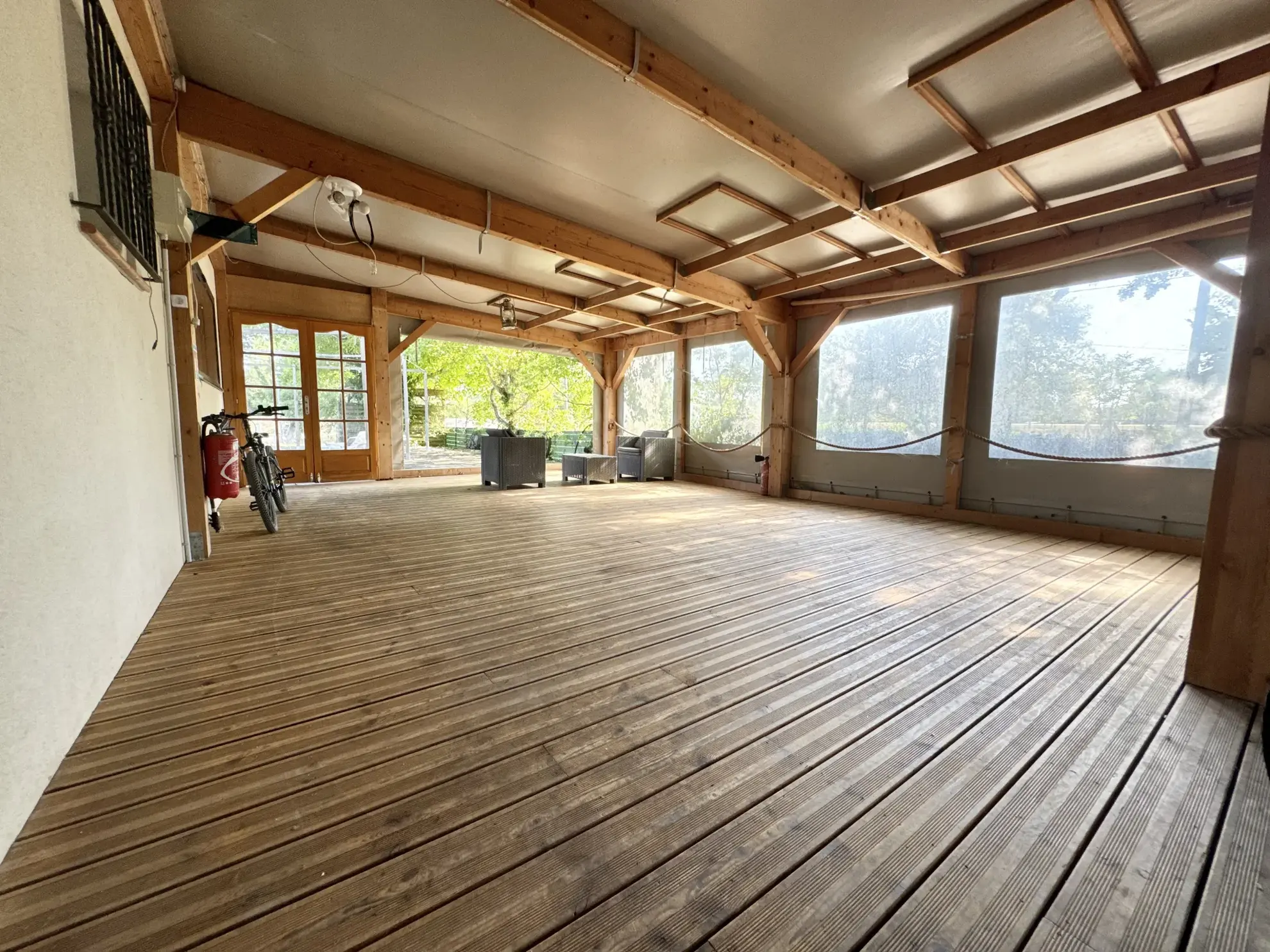 Vente maison contemporaine avec terrasses et jardin à Ledat 