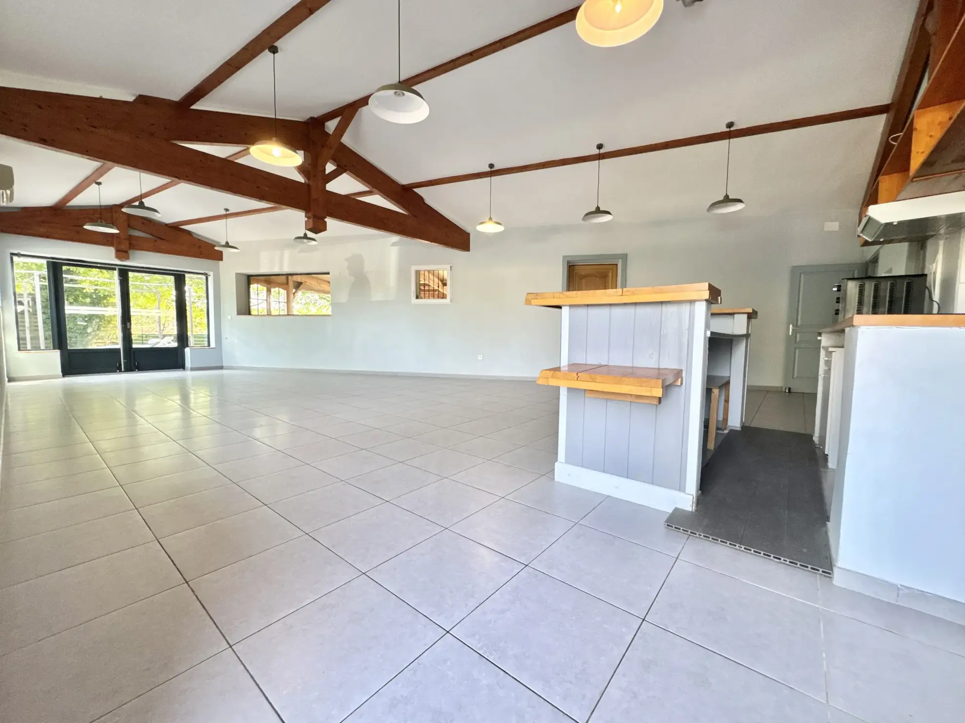 Vente maison contemporaine avec terrasses et jardin à Ledat 