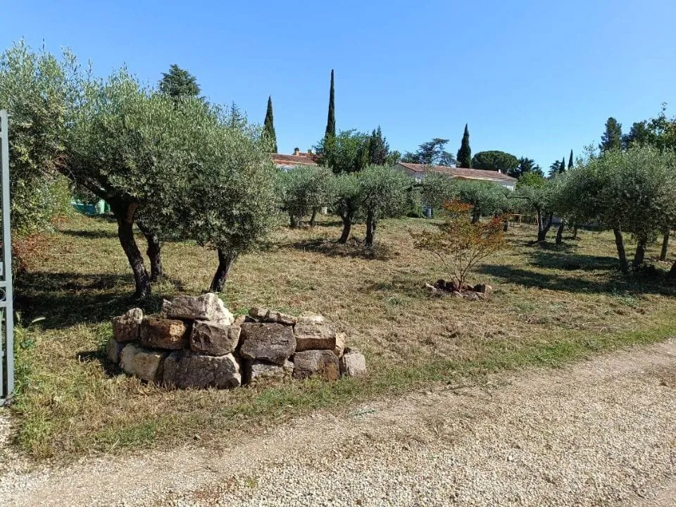 Terrain viabilisé de 400 m² à Aubignan - Opportunité à saisir