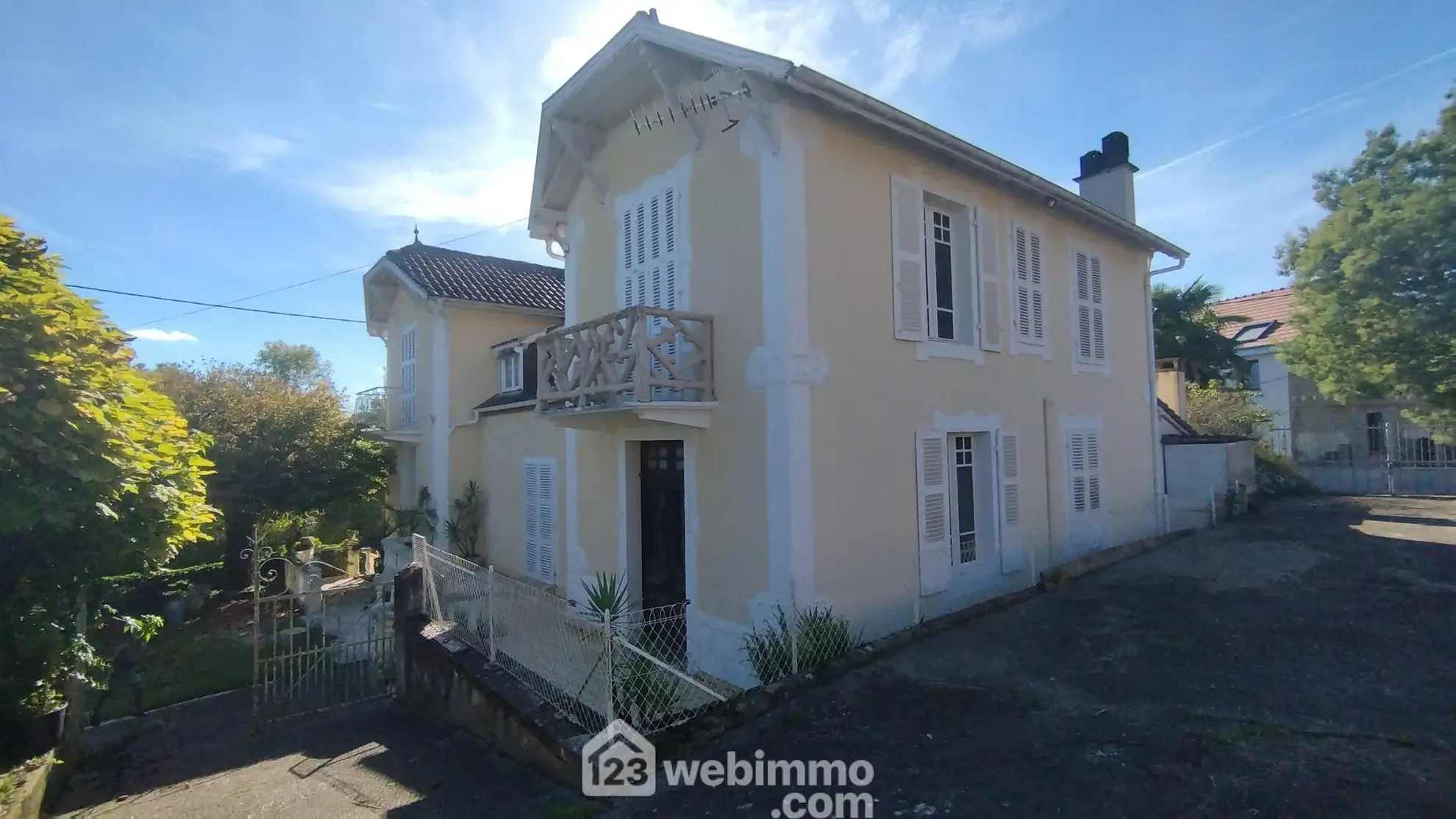 Belle maison de 220 m² avec dépendances, terrain de 7100 m² près de Pau et Compostelle 