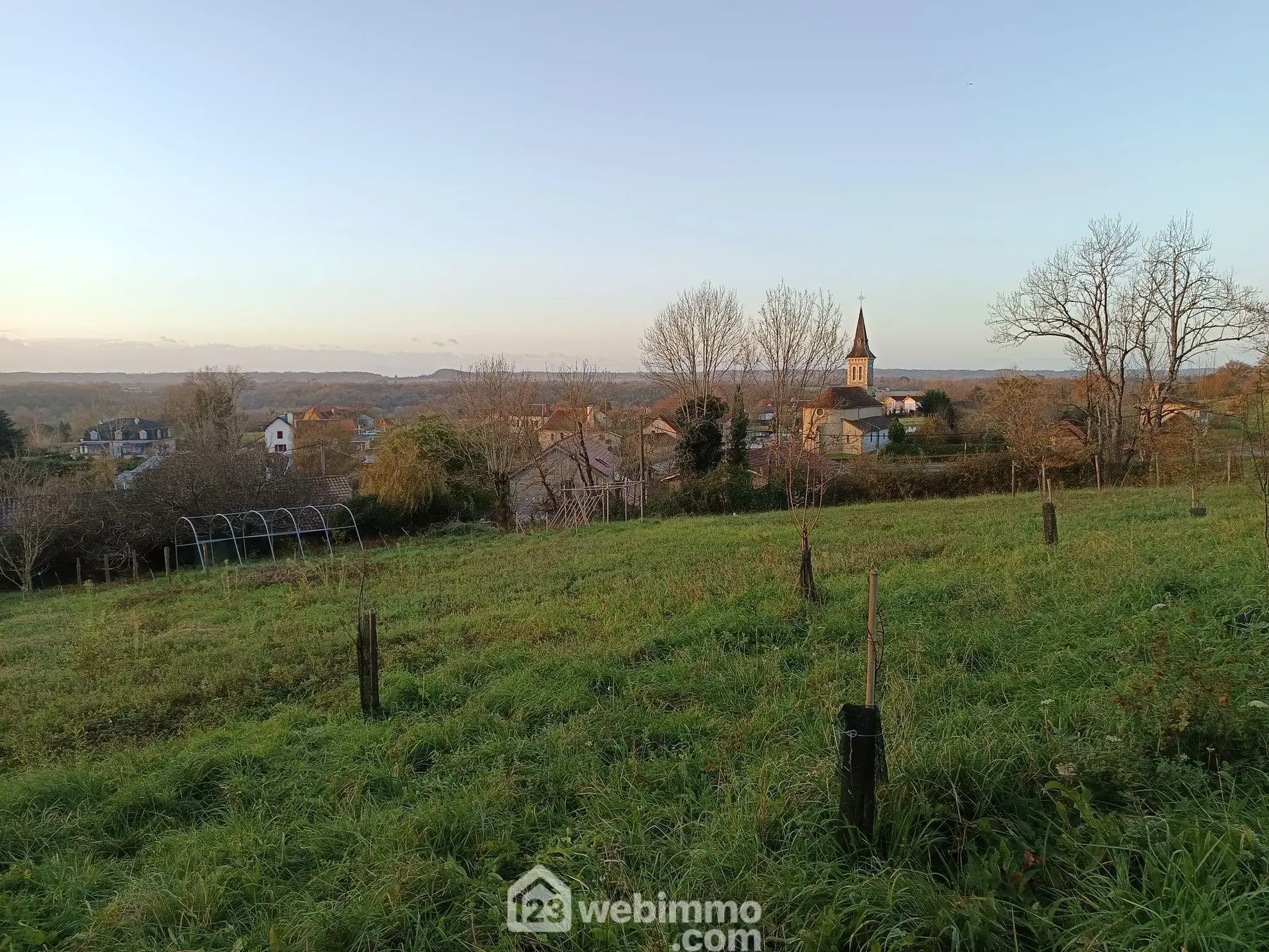 Belle maison de 220 m² avec dépendances, terrain de 7100 m² près de Pau et Compostelle 