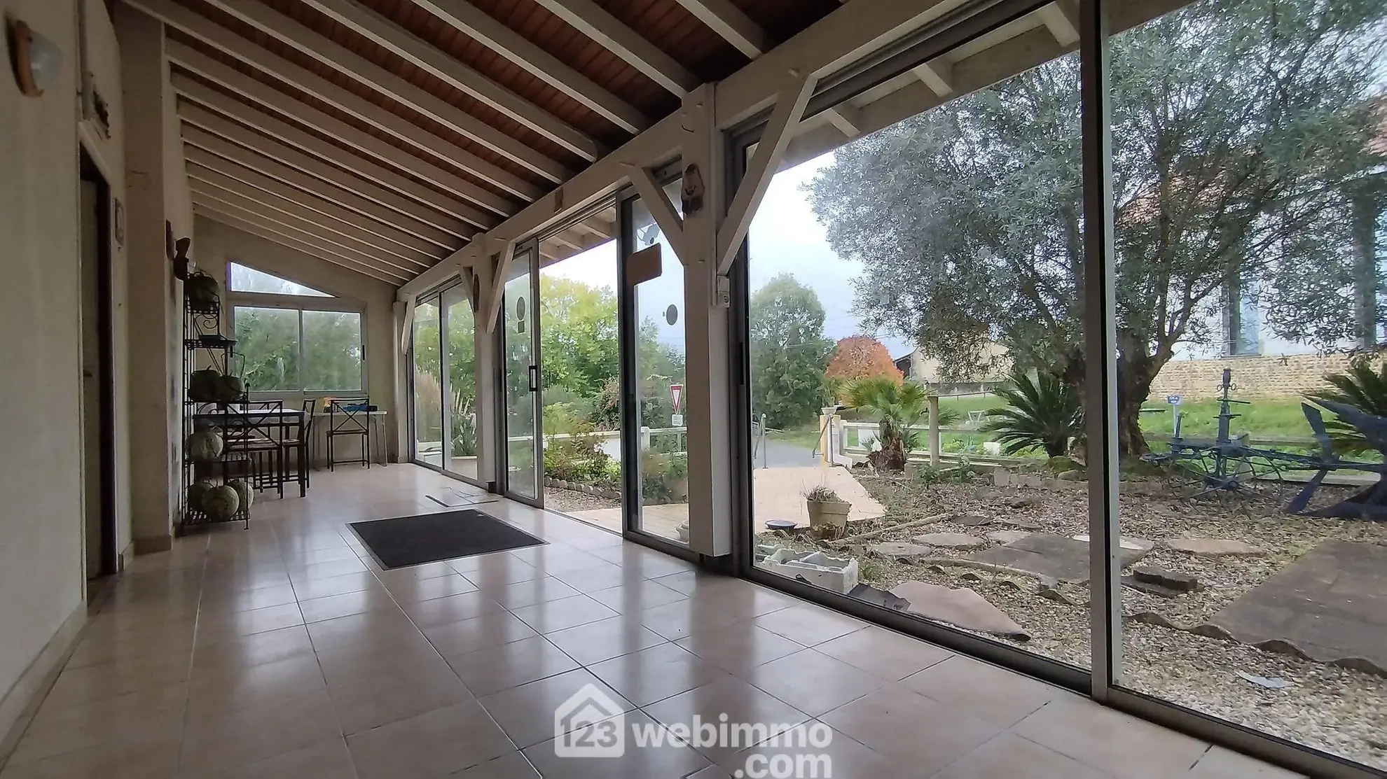 Belle maison de 220 m² avec dépendances, terrain de 7100 m² près de Pau et Compostelle 