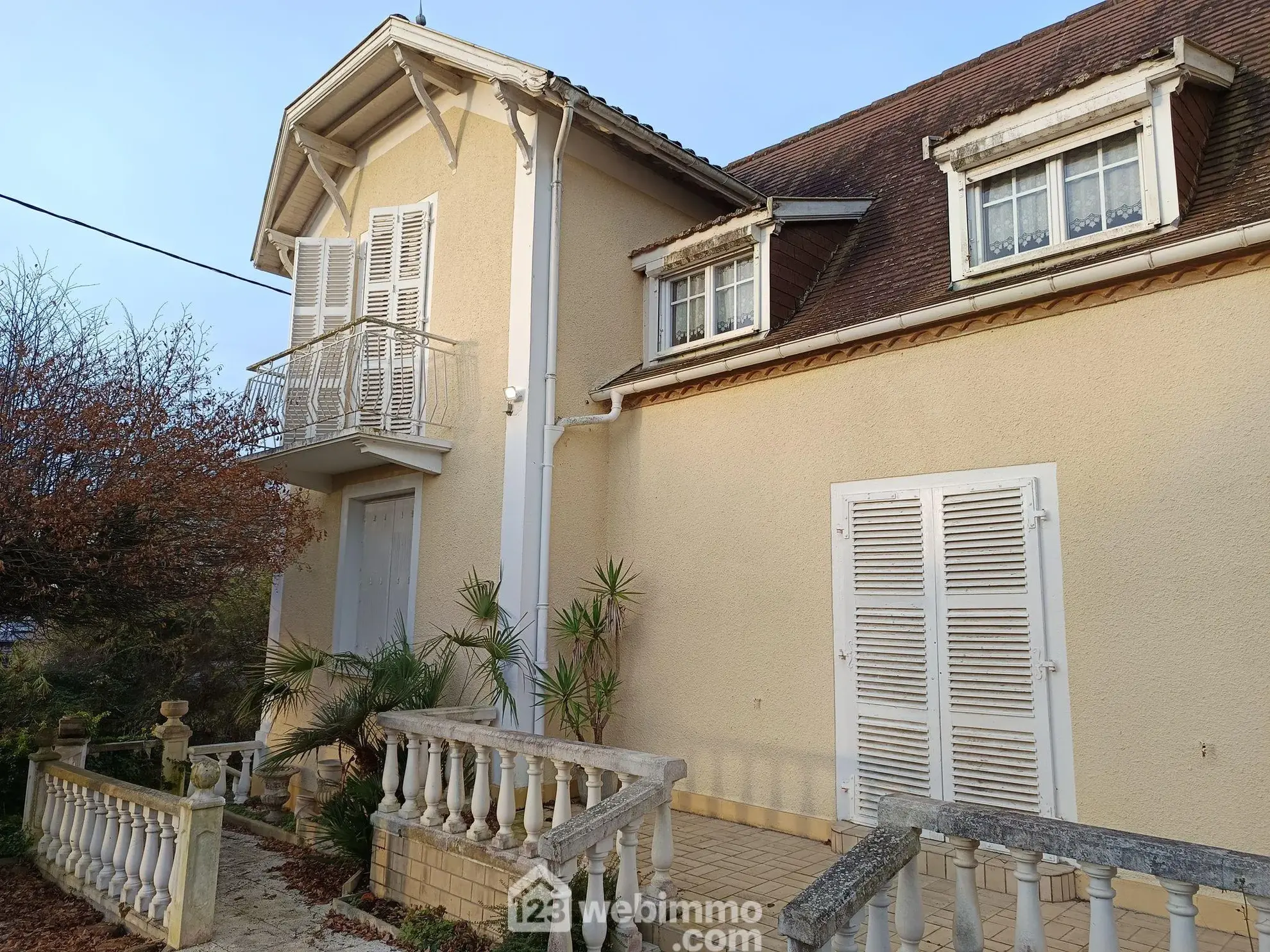 Belle maison de 220 m² avec dépendances, terrain de 7100 m² près de Pau et Compostelle 