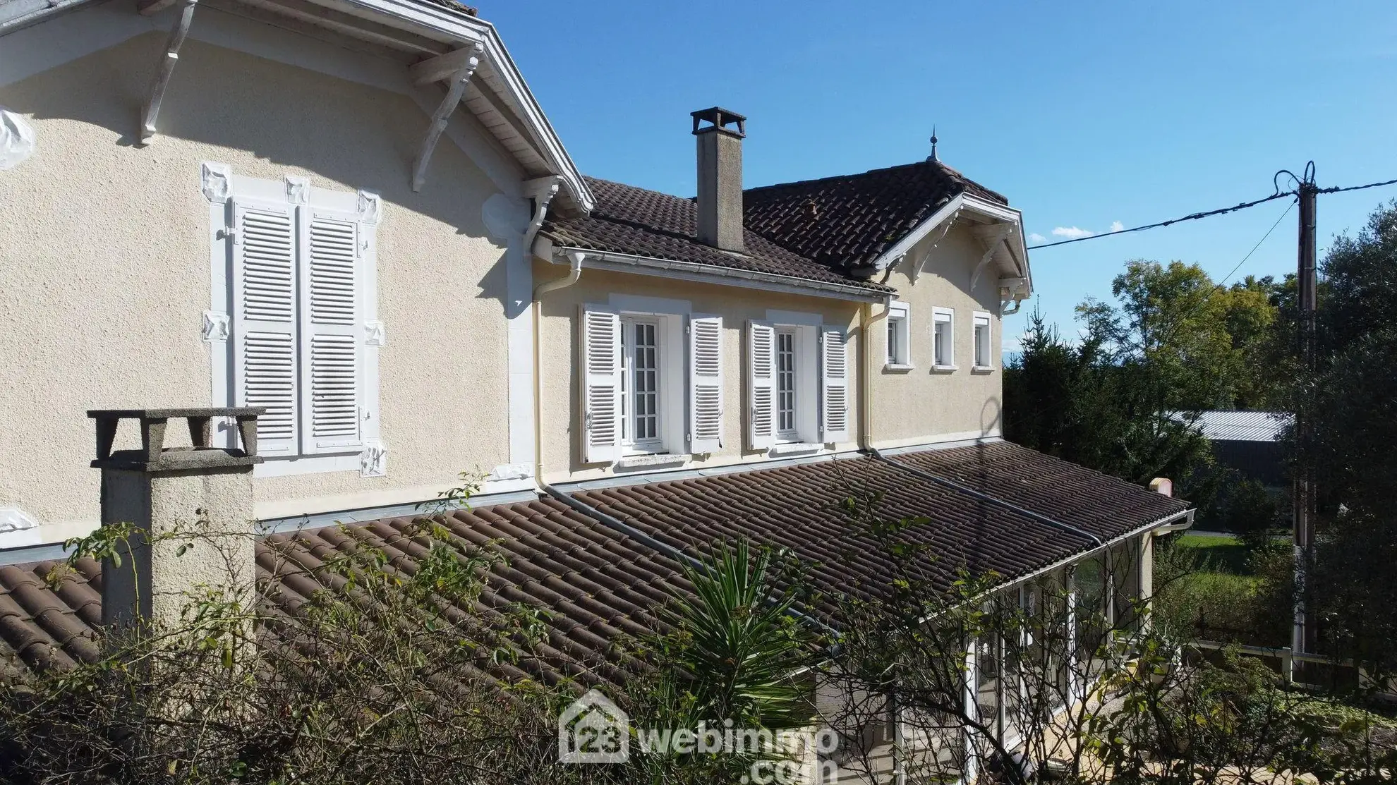 Belle maison de 220 m² avec dépendances, terrain de 7100 m² près de Pau et Compostelle 