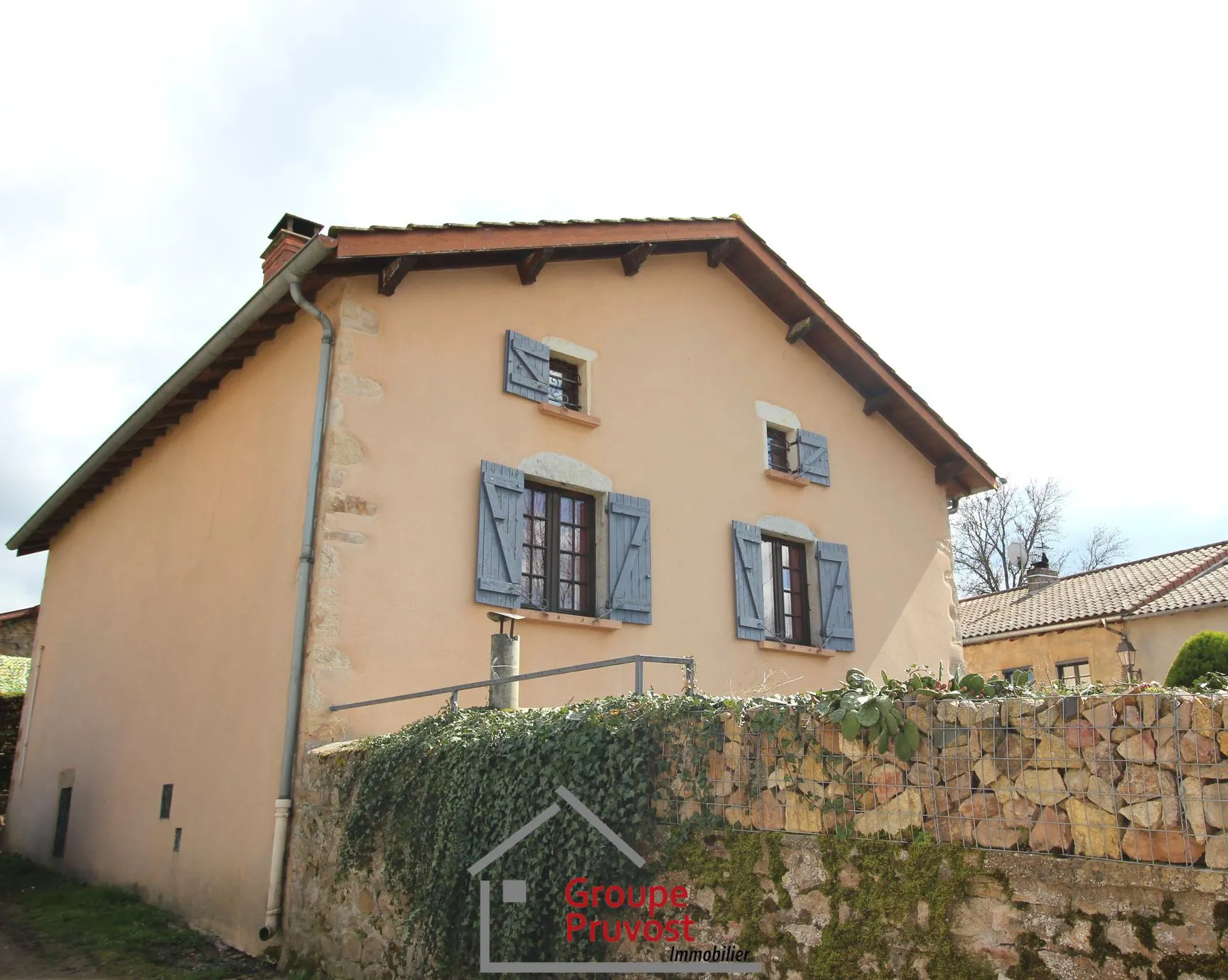 Maison en pierre de 165 m² avec 4 chambres à Cluny proche TGV 