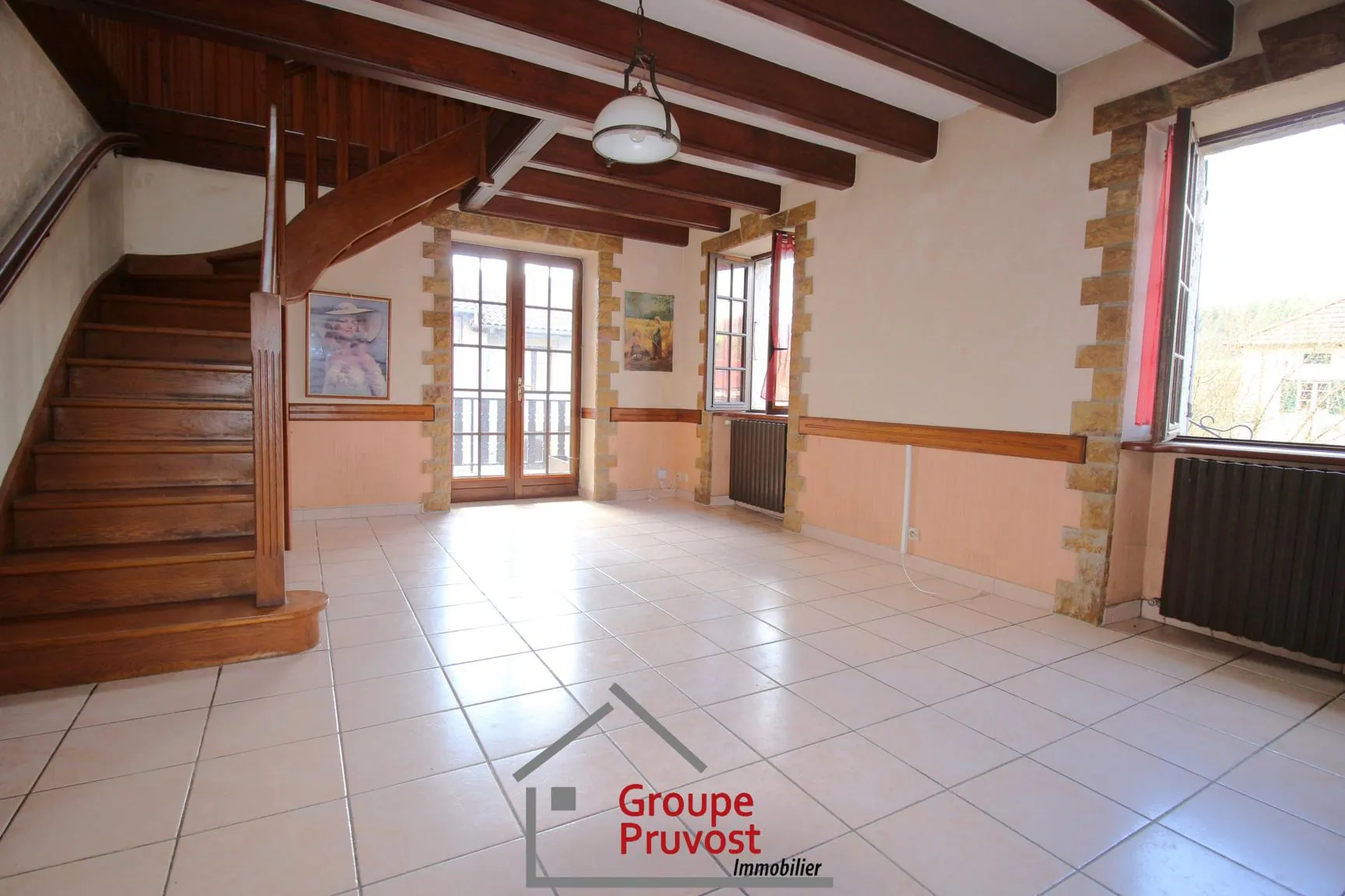 Maison en pierre de 165 m² avec 4 chambres à Cluny proche TGV 