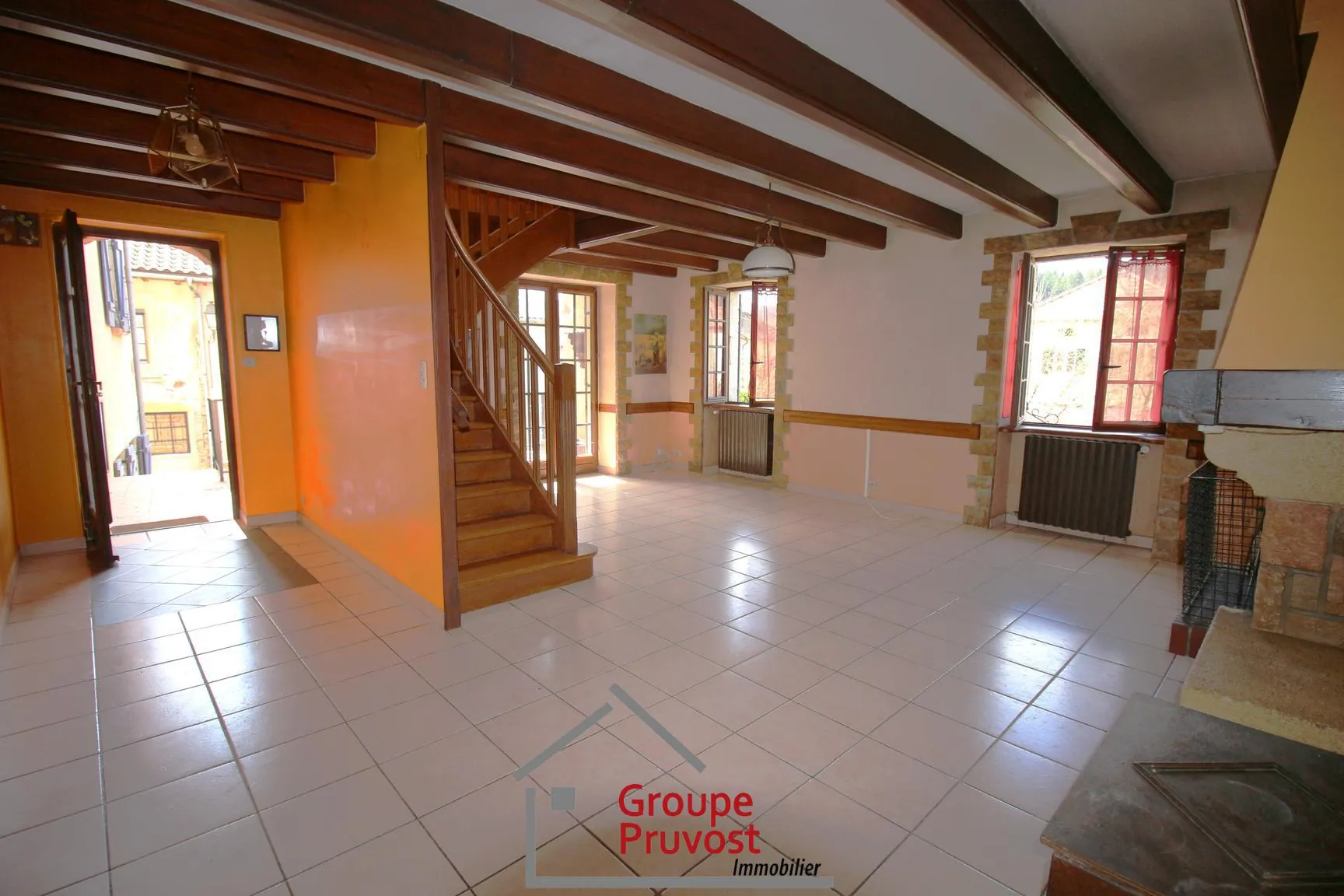 Maison en pierre de 165 m² avec 4 chambres à Cluny proche TGV 