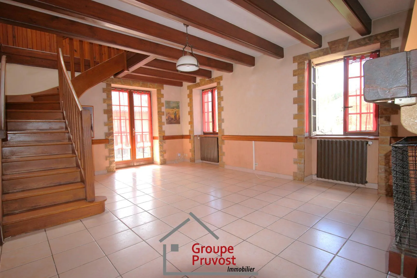 Maison en pierre de 165 m² avec 4 chambres à Cluny proche TGV 