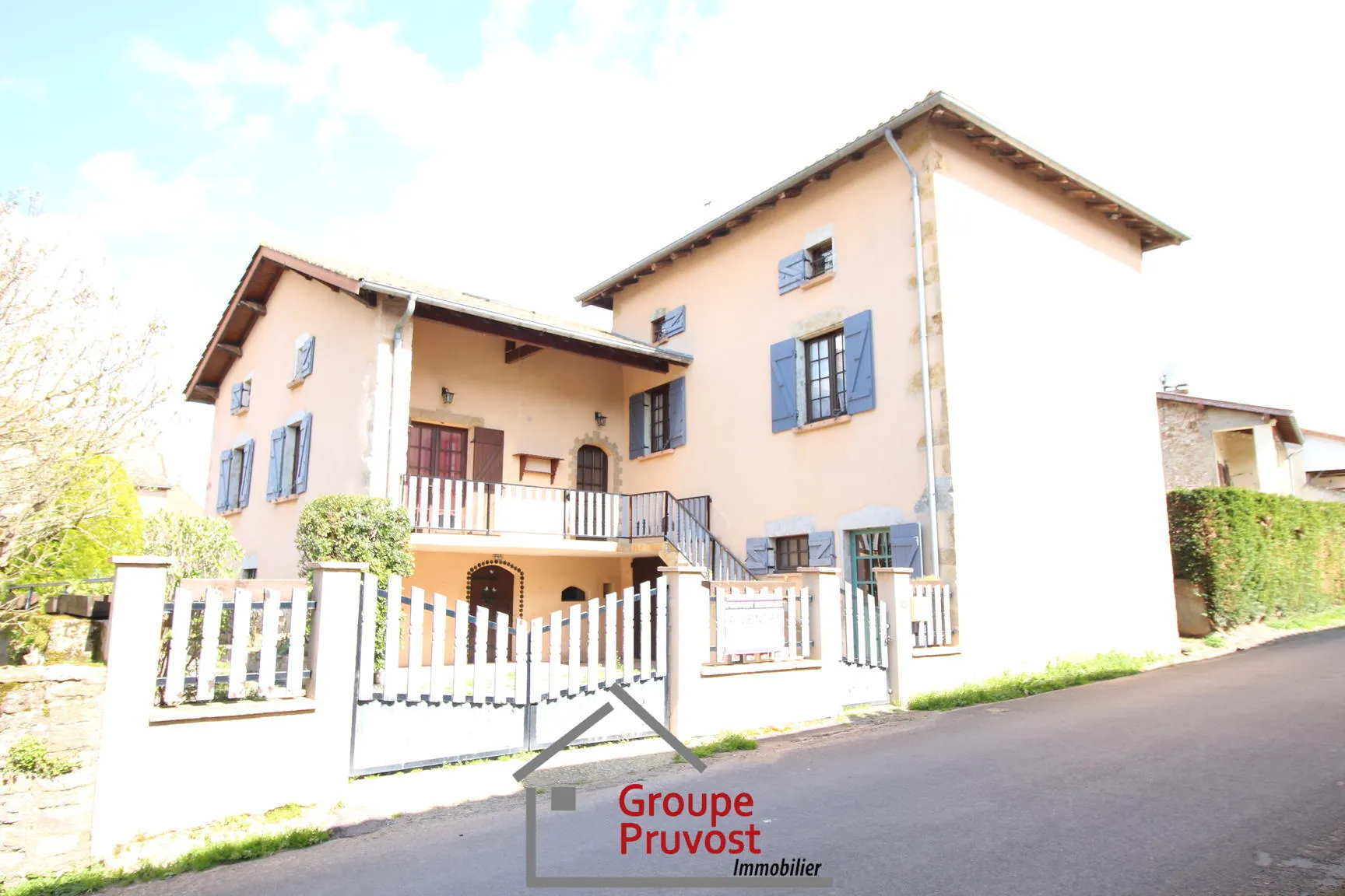 Maison en pierre de 165 m² avec 4 chambres à Cluny proche TGV 