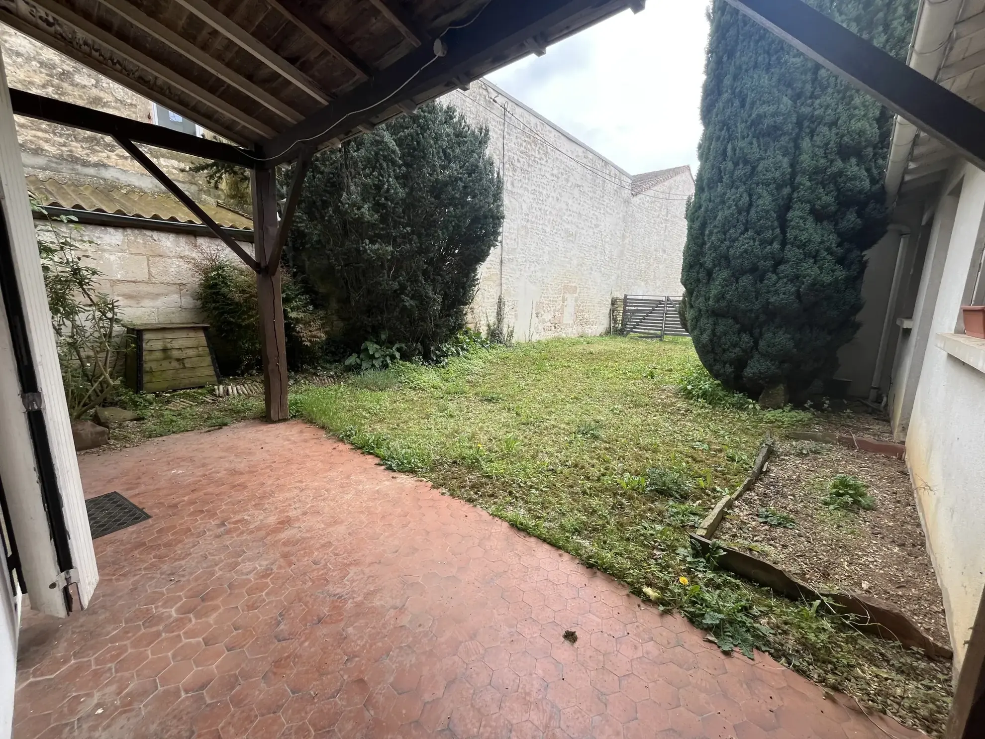 Maison à Magne avec 3 chambres, garage, potentiel d'aménagement et proximité du centre-bourg 