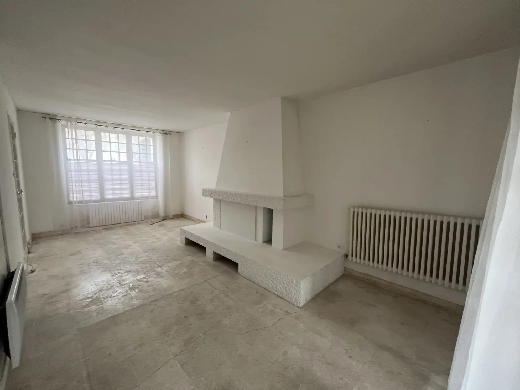 Maison à Magne avec 3 chambres, garage, potentiel d'aménagement et proximité du centre-bourg 