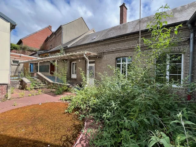 Immeuble ancien à rénover à Abbeville avec grande parcelle et potentiel de développement 
