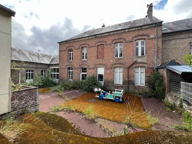 Immeuble ancien à rénover à Abbeville avec grande parcelle et potentiel de développement 