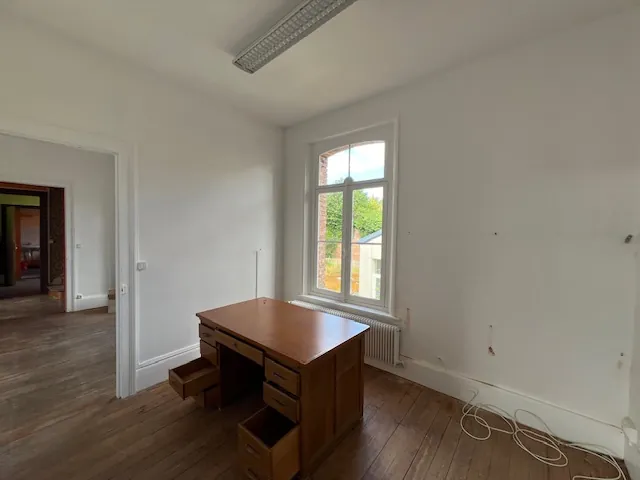 Immeuble ancien à rénover à Abbeville avec grande parcelle et potentiel de développement 