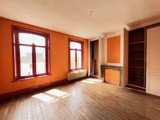 Immeuble ancien à rénover à Abbeville avec grande parcelle et potentiel de développement 