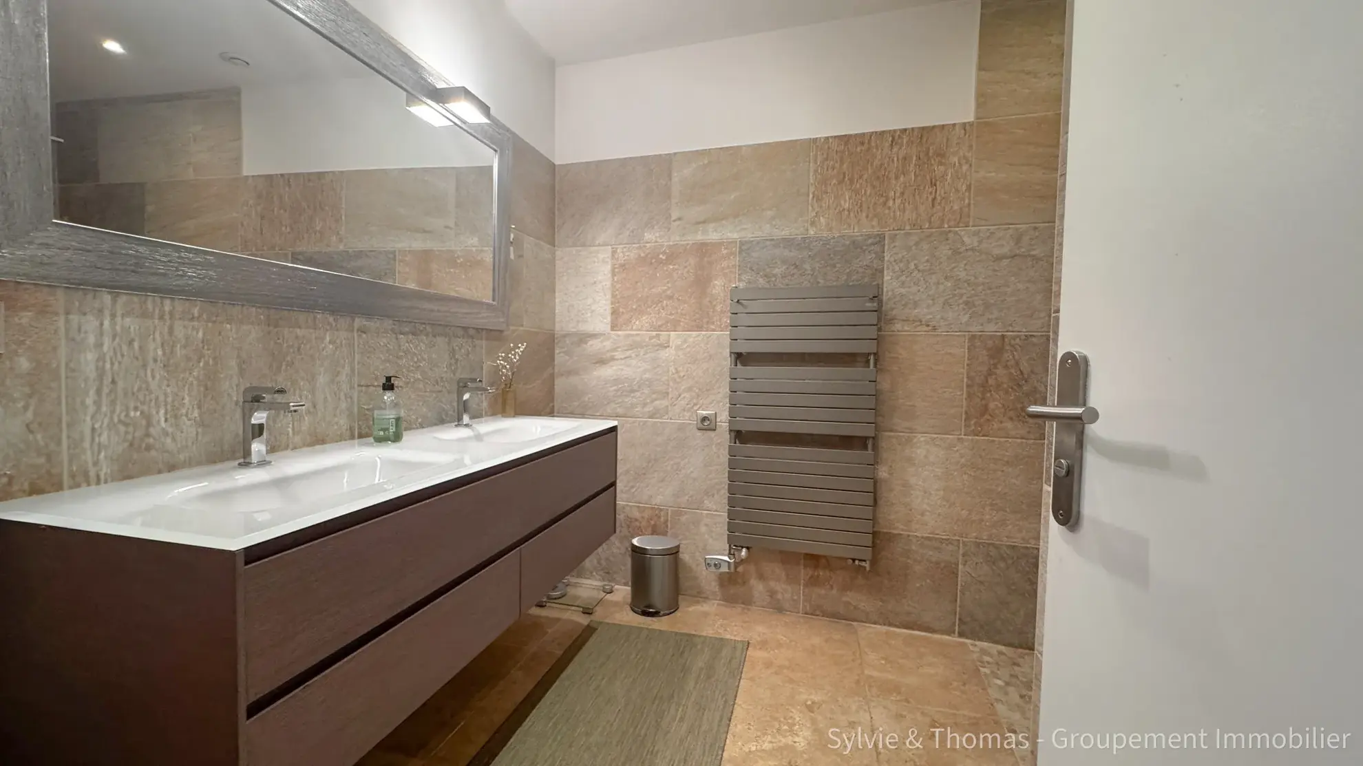 Triplex lumineux de 130 m2 à Pont-Saint-Esprit avec parking et cave 