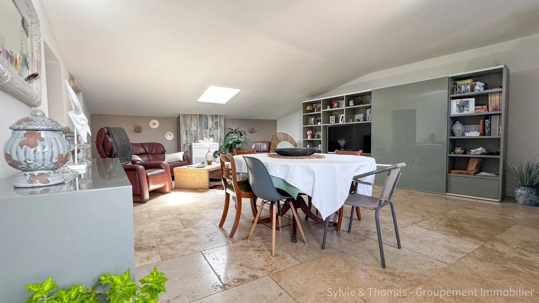 Triplex lumineux de 130 m2 à Pont-Saint-Esprit avec parking et cave 