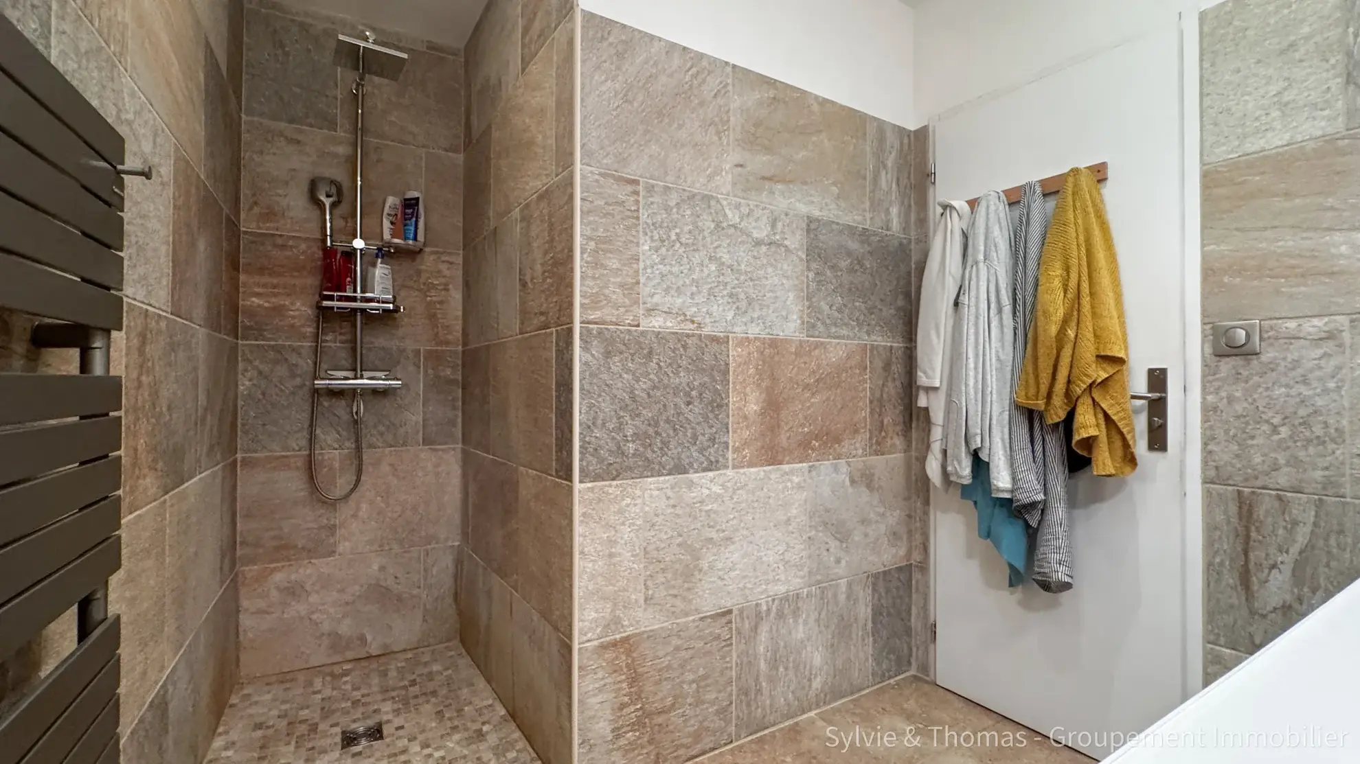 Triplex lumineux de 130 m2 à Pont-Saint-Esprit avec parking et cave 