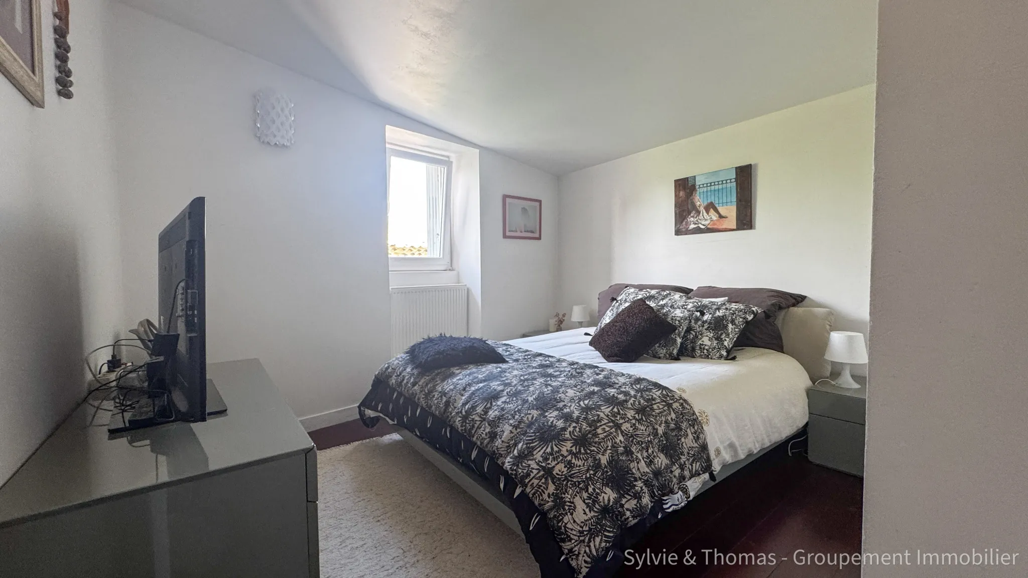 Triplex lumineux de 130 m2 à Pont-Saint-Esprit avec parking et cave 