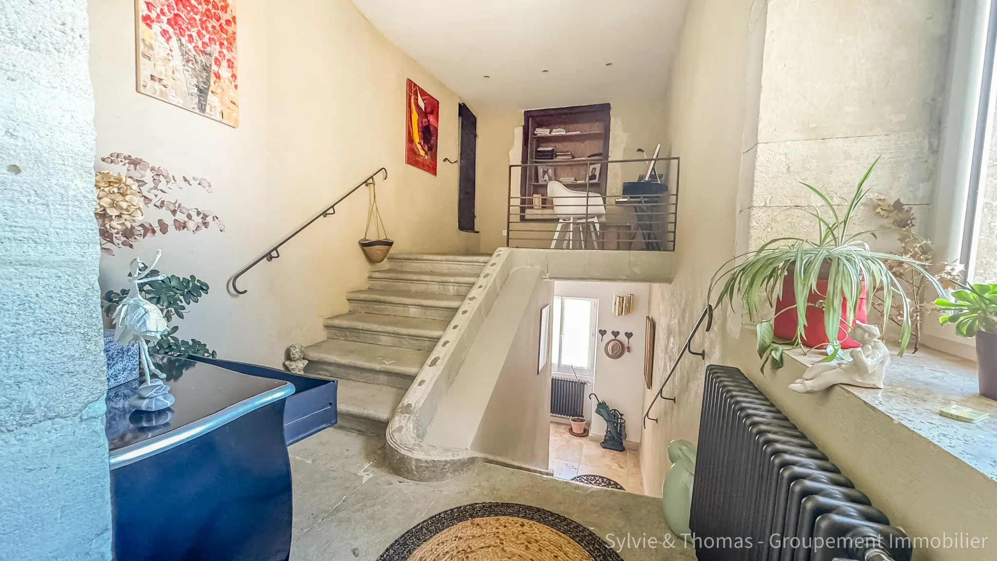 Triplex lumineux de 130 m2 à Pont-Saint-Esprit avec parking et cave 