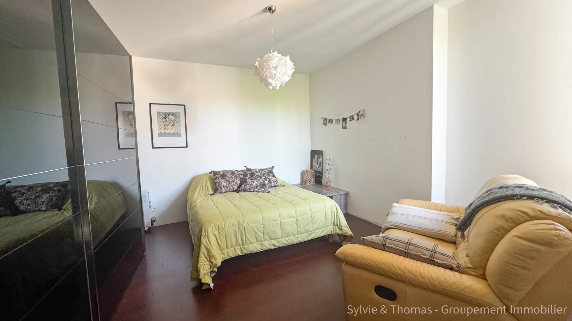 Triplex lumineux de 130 m2 à Pont-Saint-Esprit avec parking et cave 