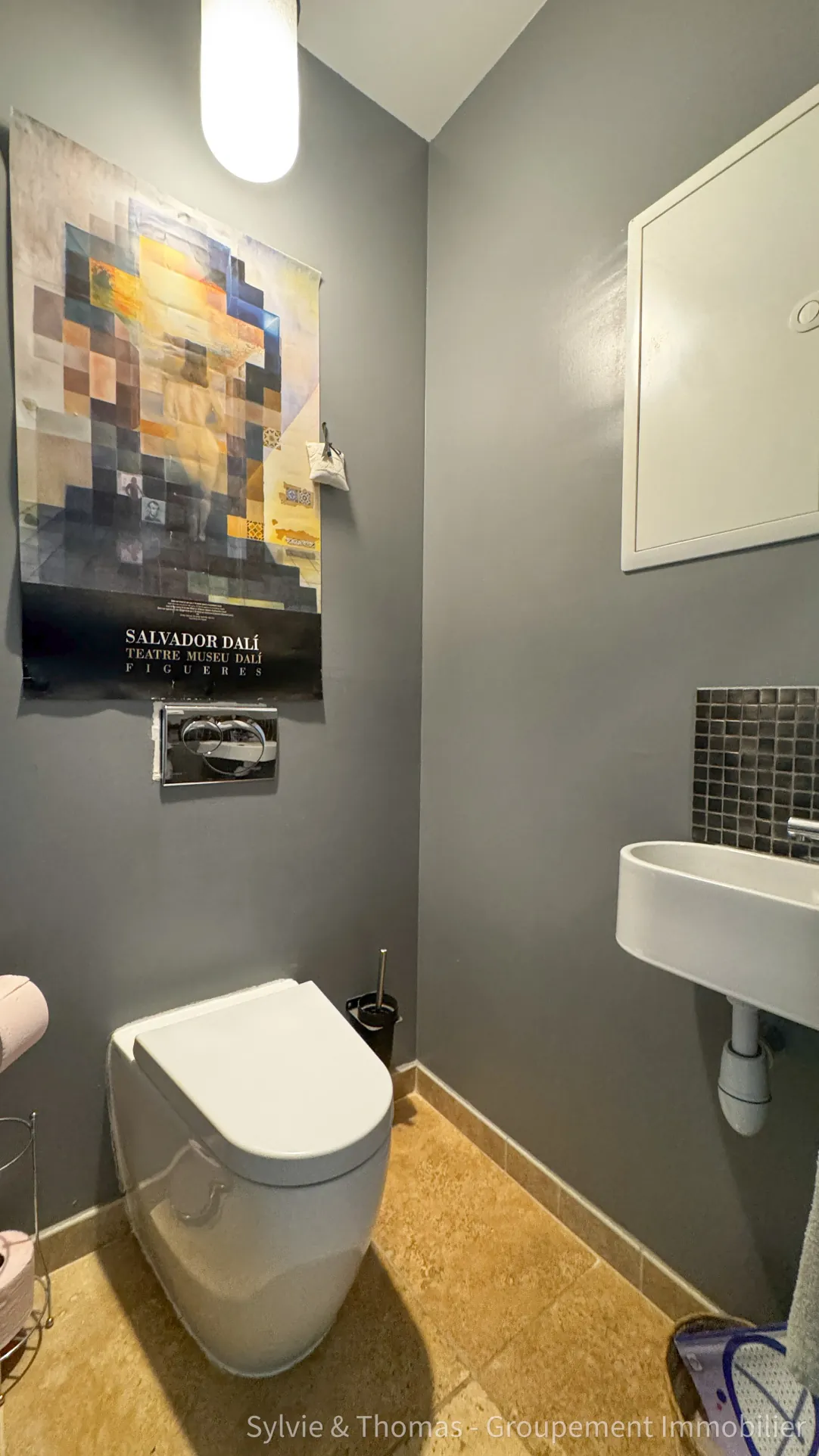 Triplex lumineux de 130 m2 à Pont-Saint-Esprit avec parking et cave 