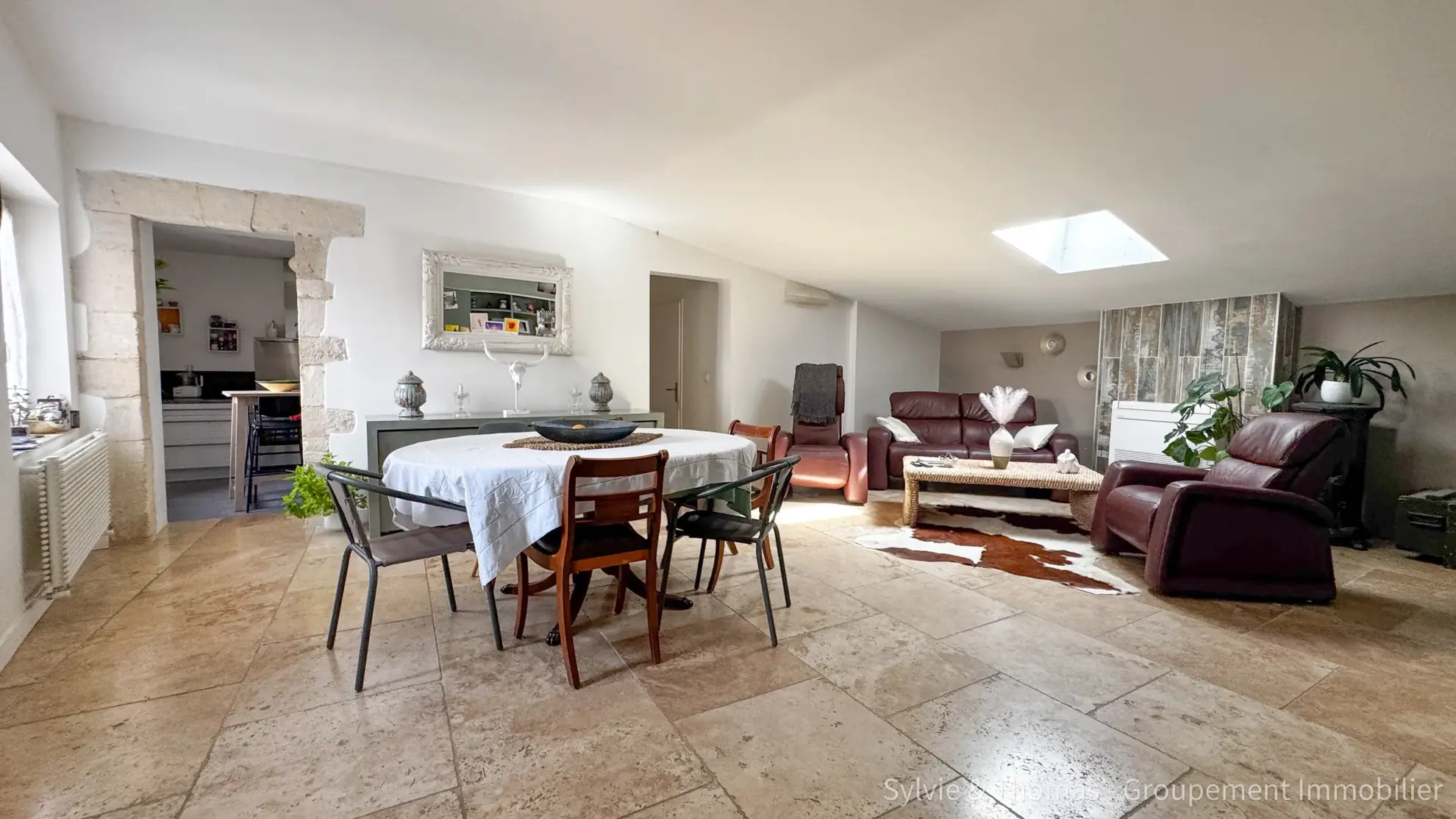 Triplex lumineux de 130 m2 à Pont-Saint-Esprit avec parking et cave 