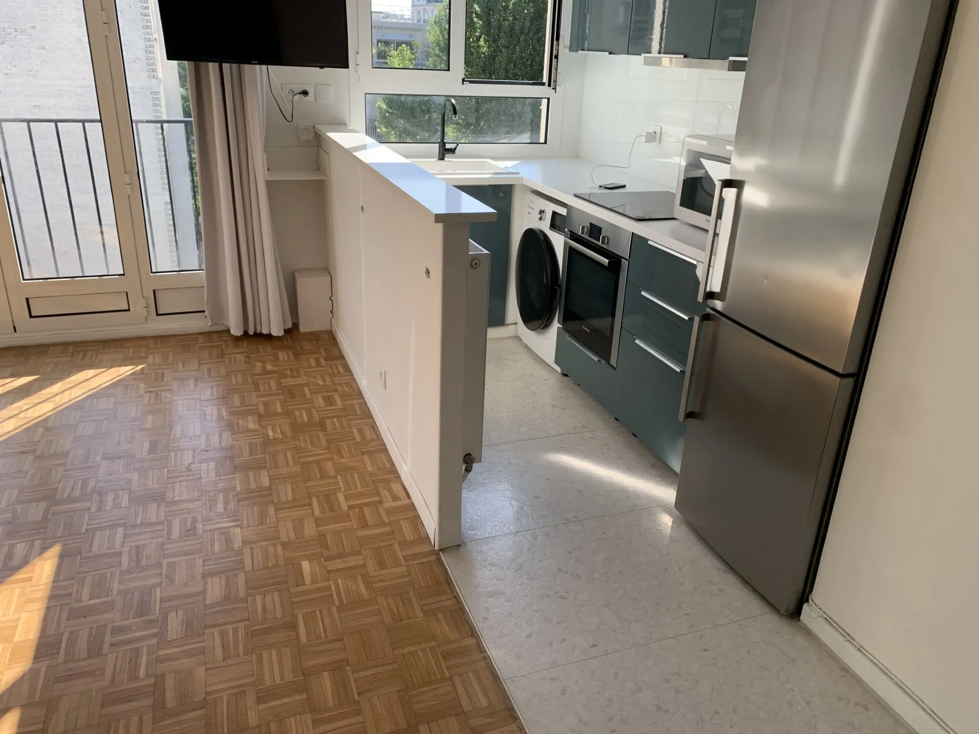 Studio lumineux avec vue à Courbevoie, proche La Défense, avec parking et cave 