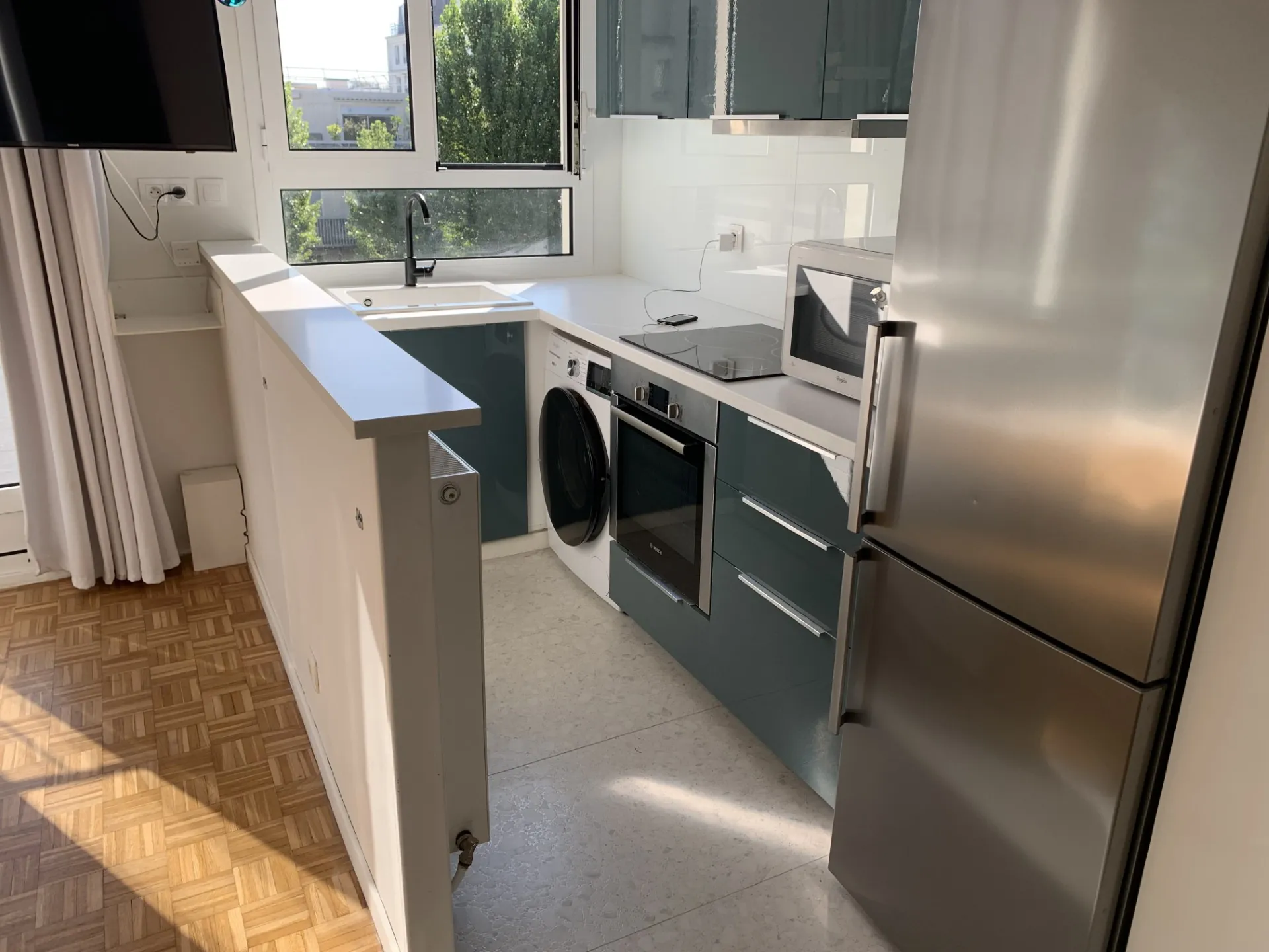 Studio lumineux avec vue à Courbevoie, proche La Défense, avec parking et cave 