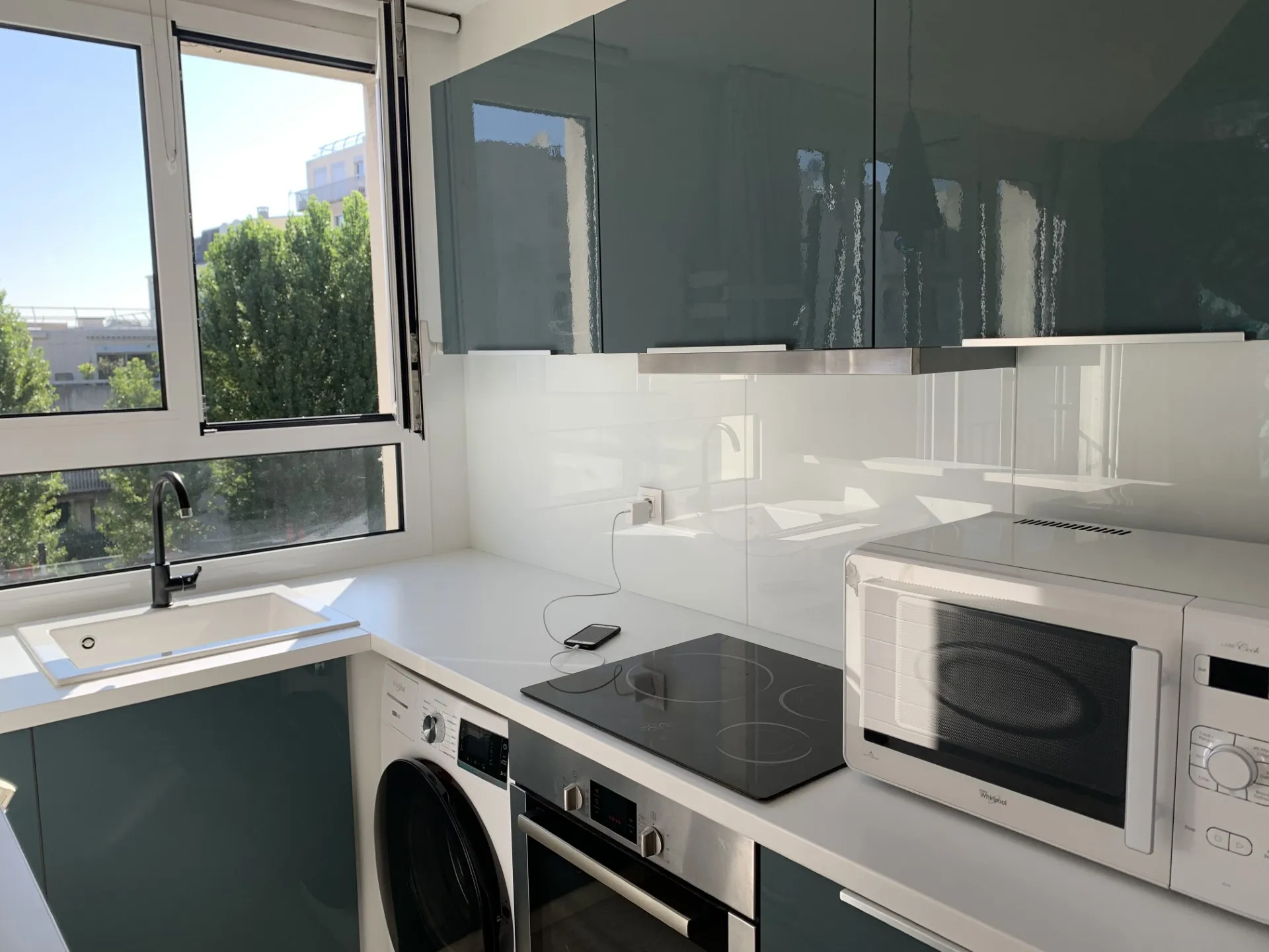 Studio lumineux avec vue à Courbevoie, proche La Défense, avec parking et cave 