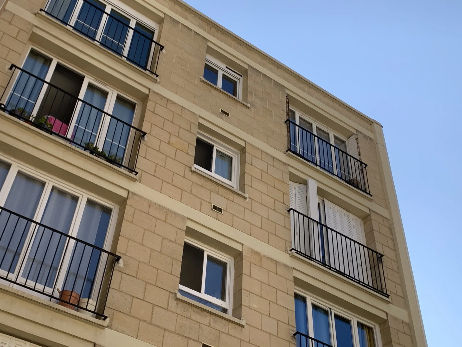 Studio lumineux avec vue à Courbevoie, proche La Défense, avec parking et cave 