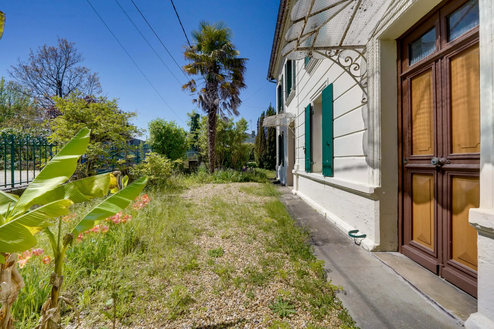 Maison à rénover de 105 m² à Galgon avec parking et potentiel intéressant 