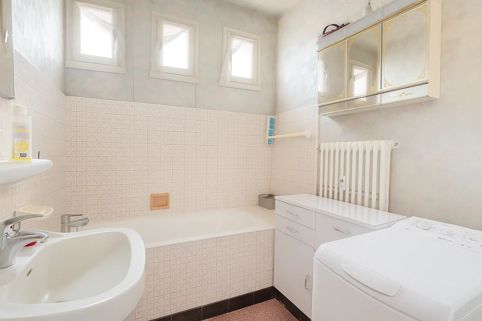 A vendre appartement 4 pièces lumineux avec balcon, parking et cave à Arpajon-sur-Cère 