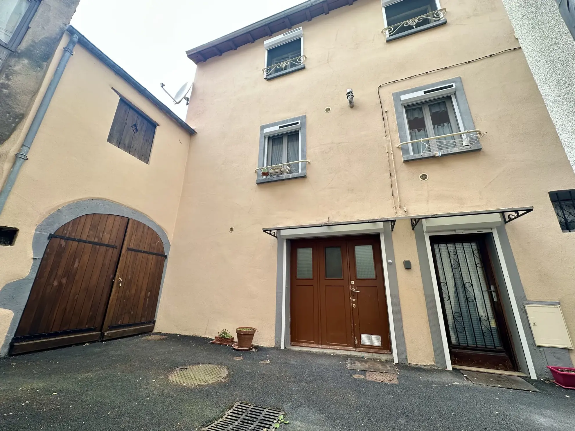 Charmante maison de ville avec grange attenante à Aubière, centre-ville, lumineux et à fort potentiel