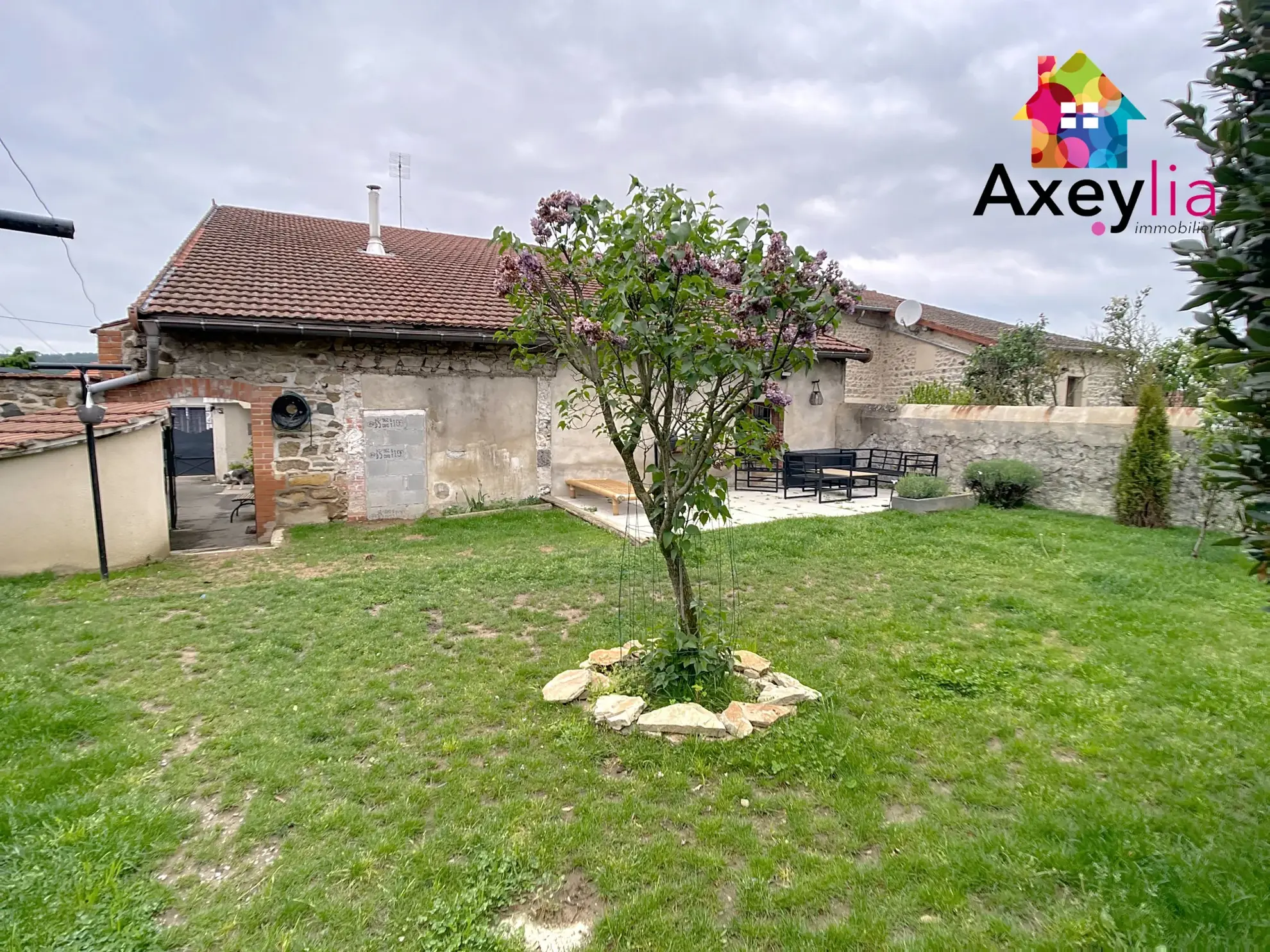 Maison à Neaux avec 3 chambres, dépendances, terrasse et terrain clos - idéale résidence ou investissement 