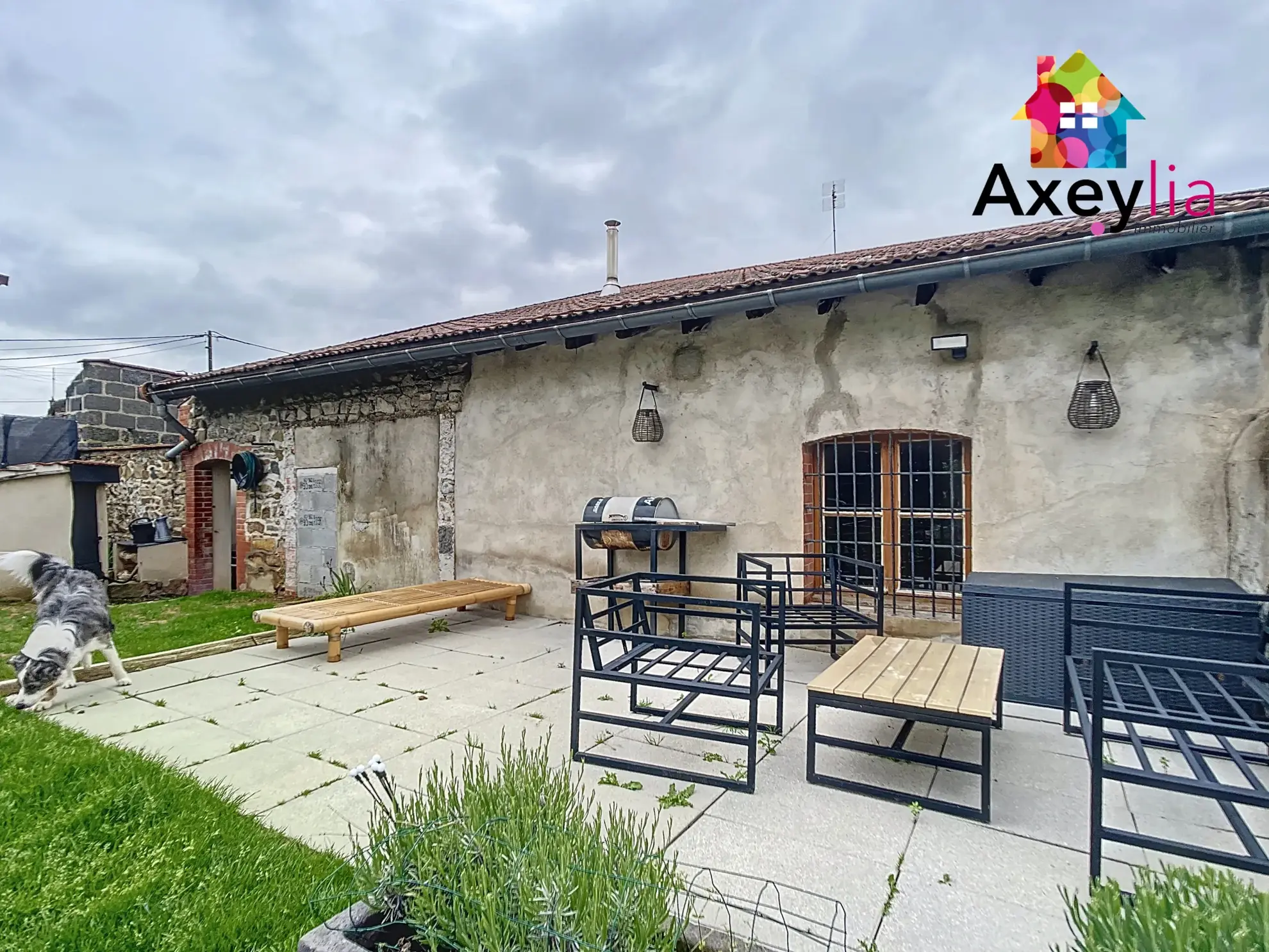 Maison à Neaux avec 3 chambres, dépendances, terrasse et terrain clos - idéale résidence ou investissement 