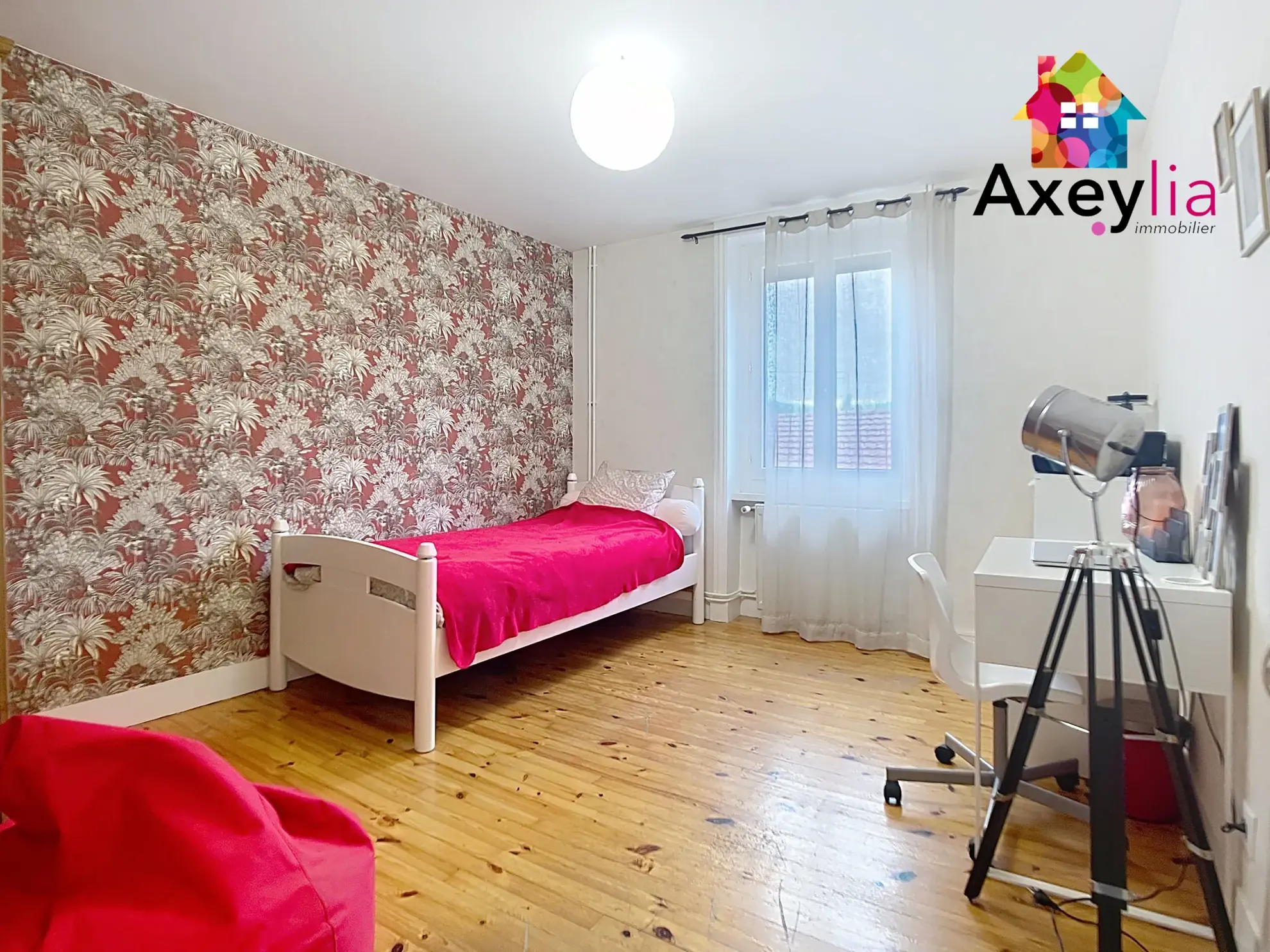 Maison à Neaux avec 3 chambres, dépendances, terrasse et terrain clos - idéale résidence ou investissement 