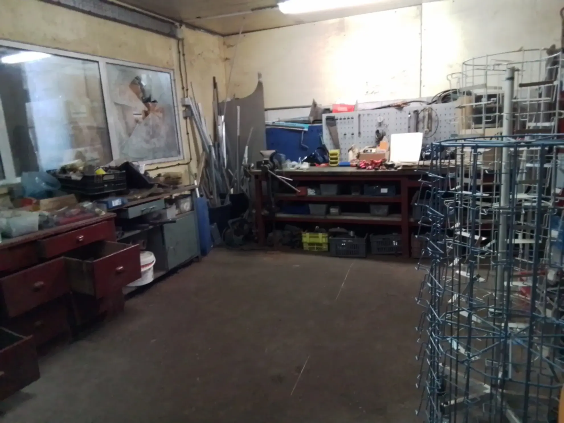 Grand entrepôt à vendre proche de Joyeuse – Opportunité d'investissement 