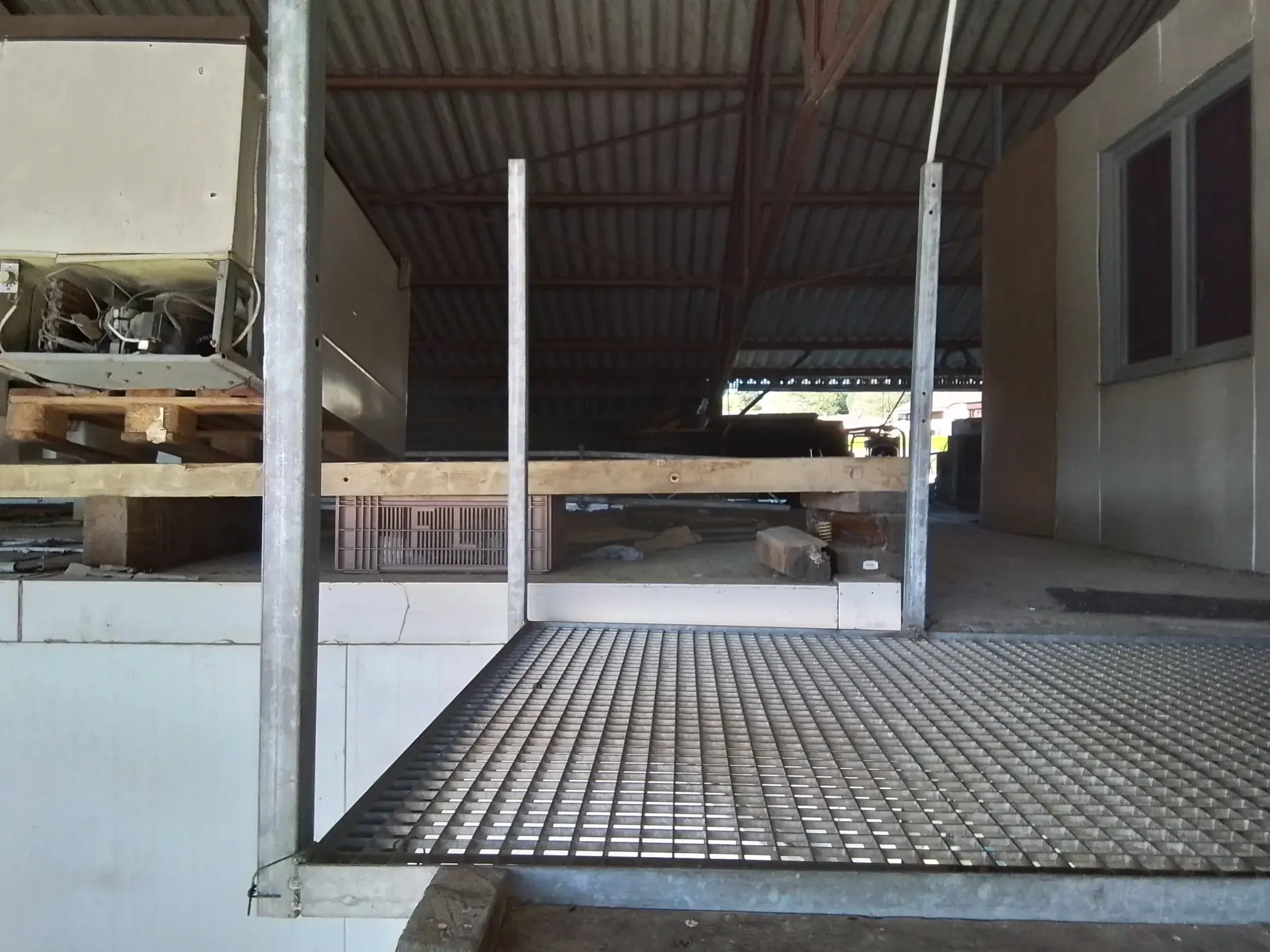 Grand entrepôt à vendre proche de Joyeuse – Opportunité d'investissement 