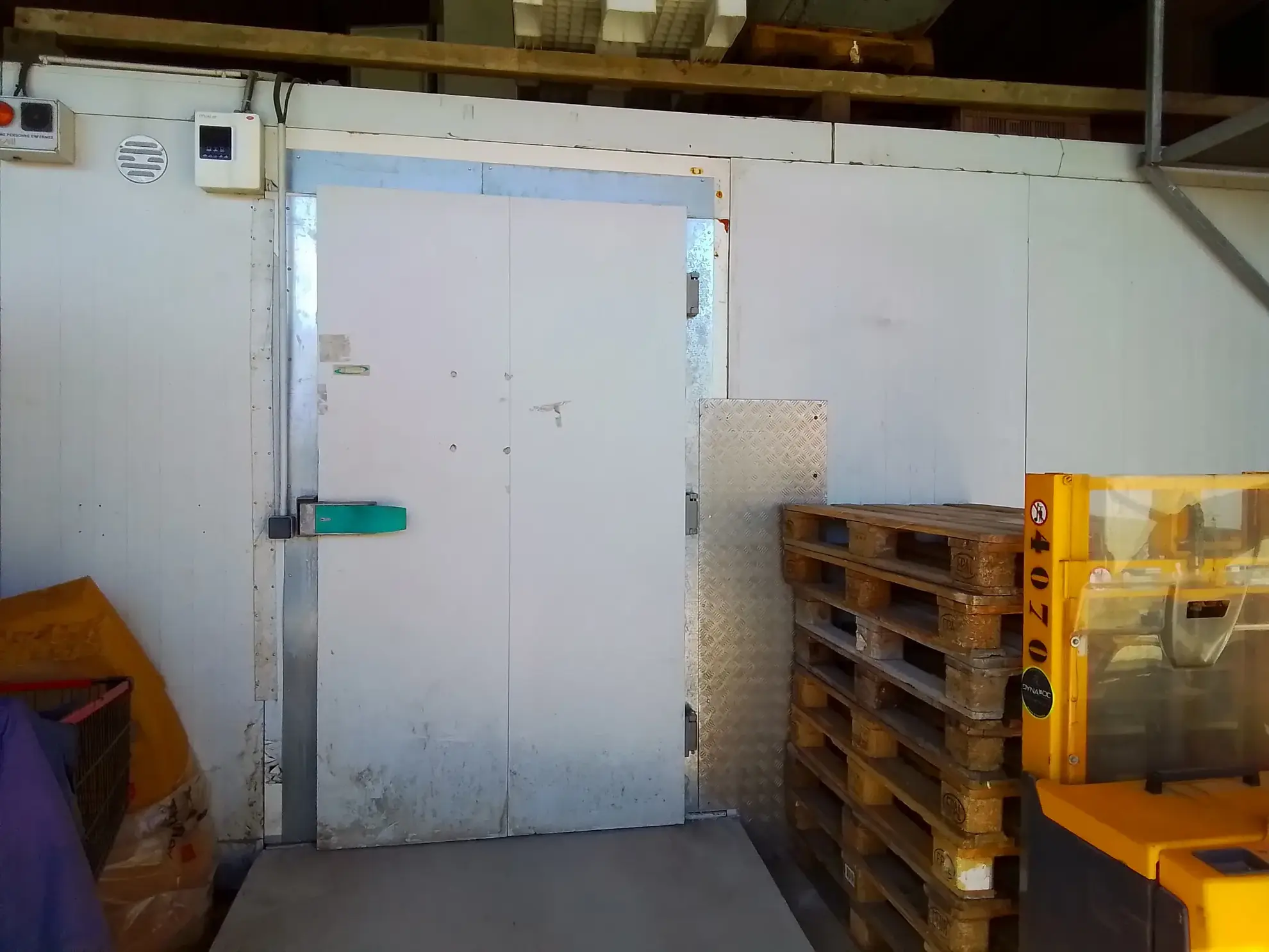 Grand entrepôt à vendre proche de Joyeuse – Opportunité d'investissement 