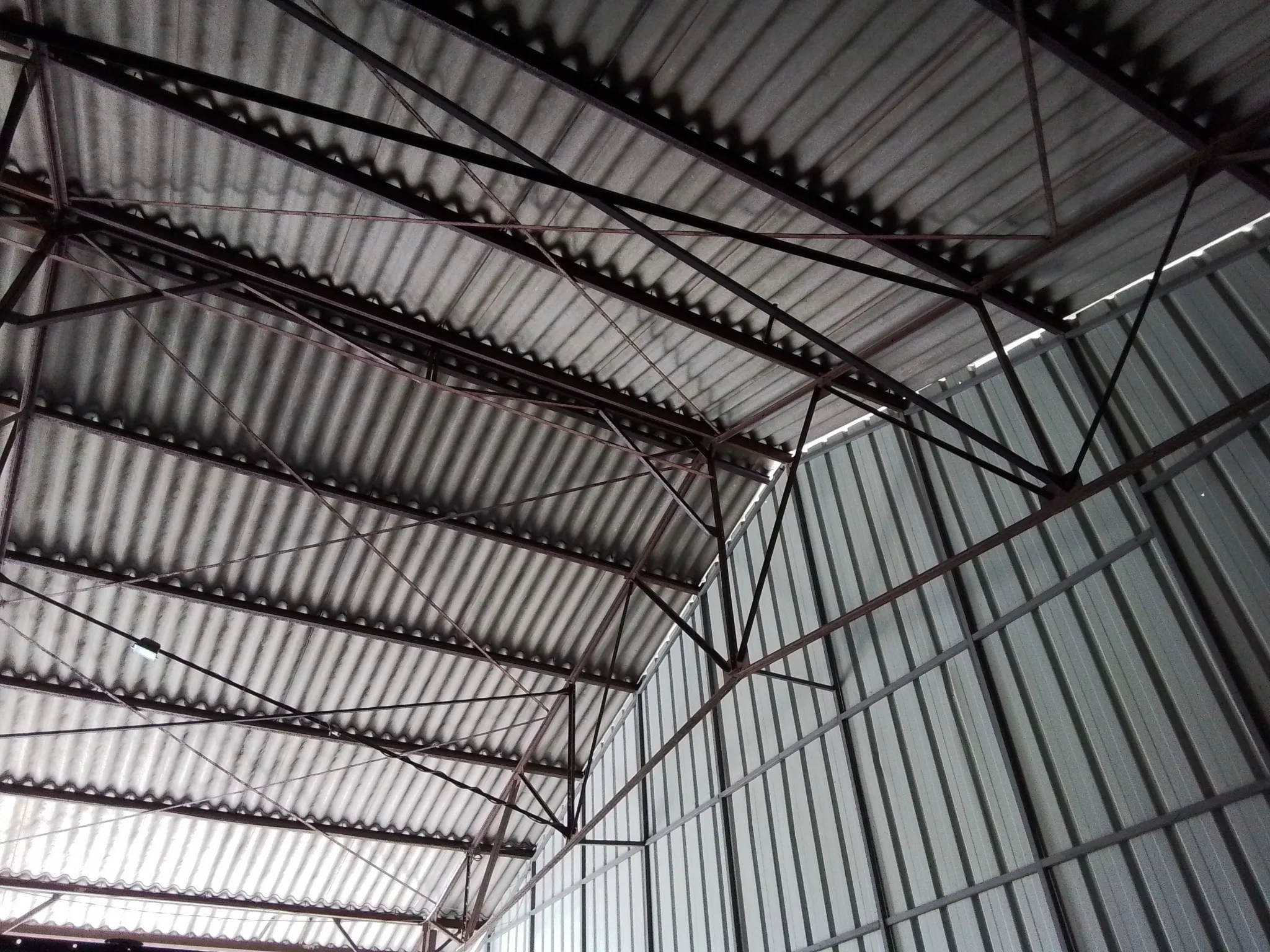 Grand entrepôt à vendre proche de Joyeuse – Opportunité d'investissement 