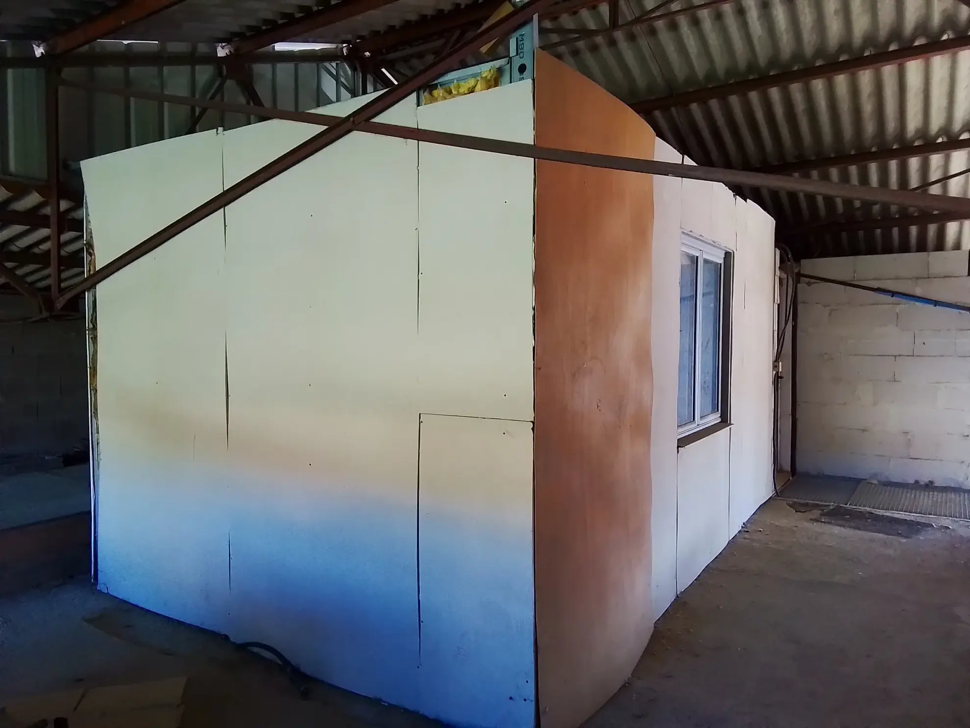 Grand entrepôt à vendre proche de Joyeuse – Opportunité d'investissement 