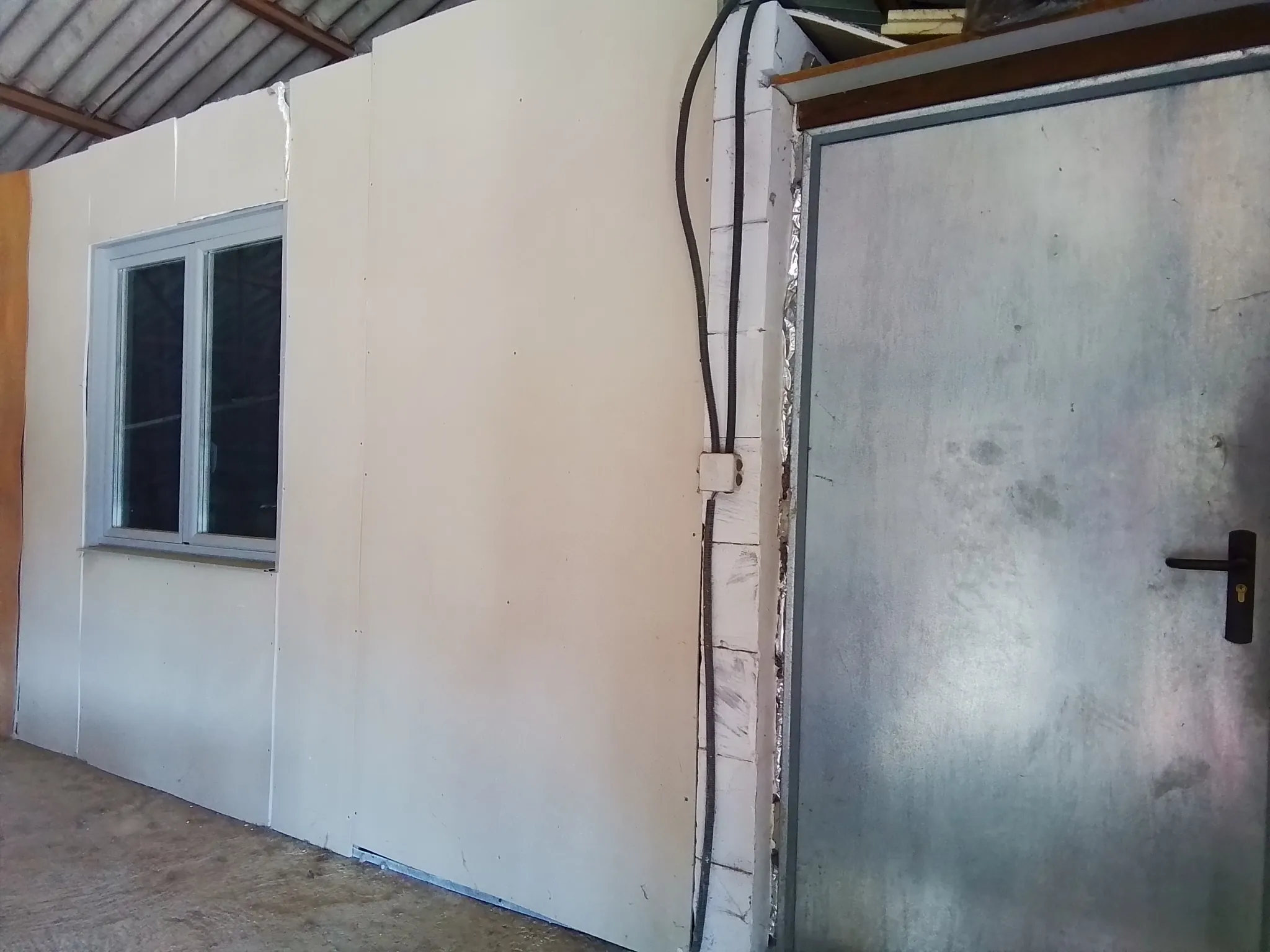 Grand entrepôt à vendre proche de Joyeuse – Opportunité d'investissement 