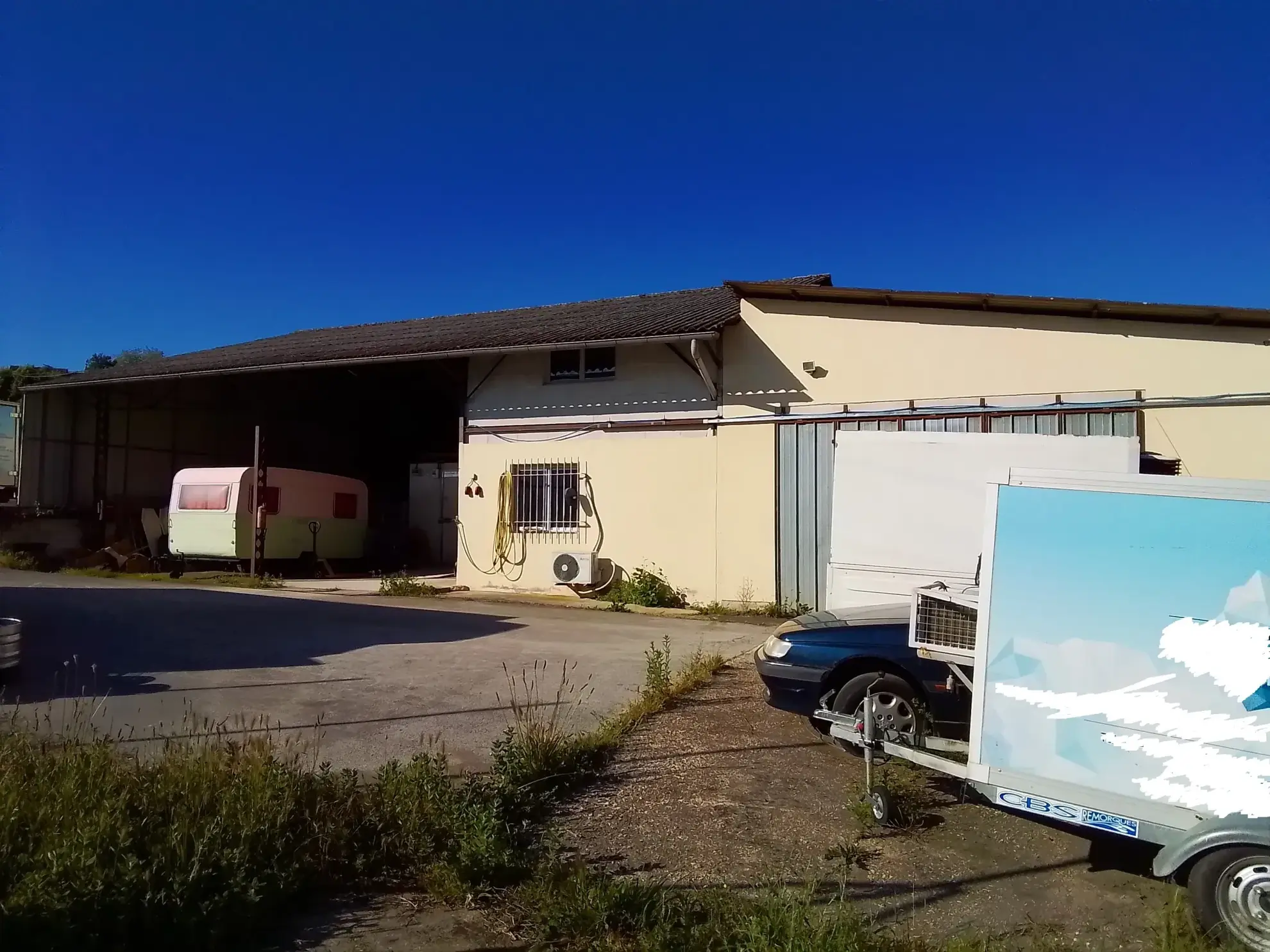 Grand entrepôt à vendre proche de Joyeuse – Opportunité d'investissement 