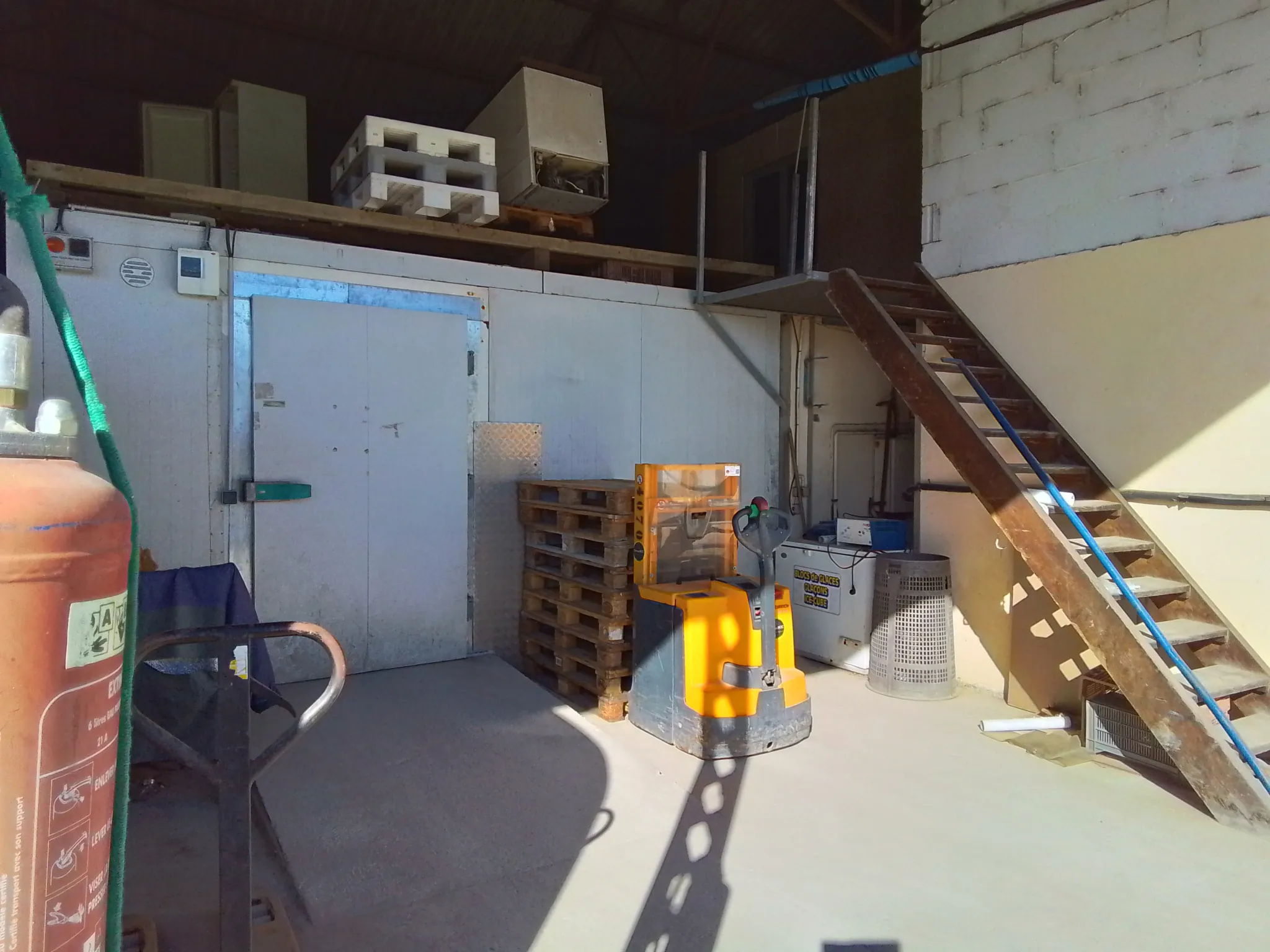 Grand entrepôt à vendre proche de Joyeuse – Opportunité d'investissement 