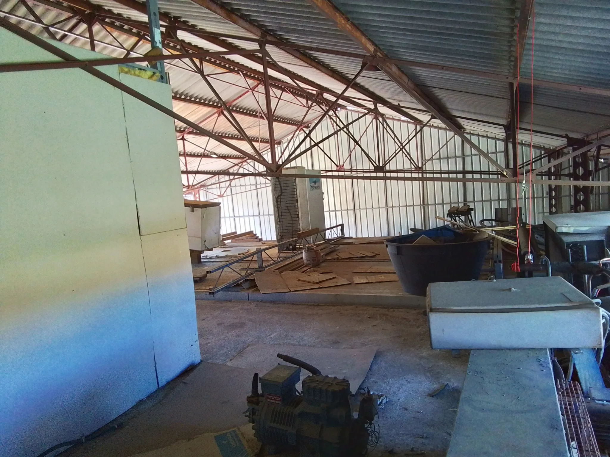 Grand entrepôt à vendre proche de Joyeuse – Opportunité d'investissement 