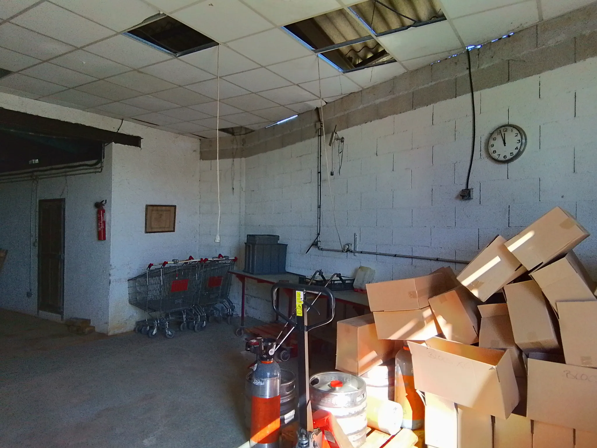 Grand entrepôt à vendre proche de Joyeuse – Opportunité d'investissement 