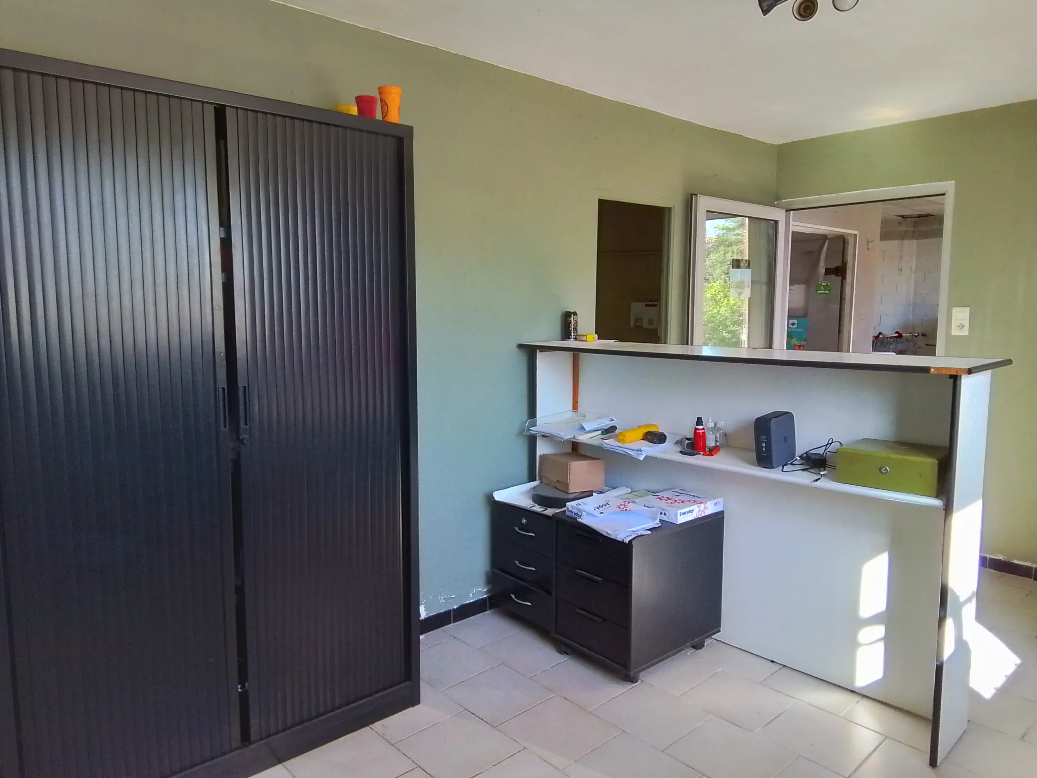 Grand entrepôt à vendre proche de Joyeuse – Opportunité d'investissement 